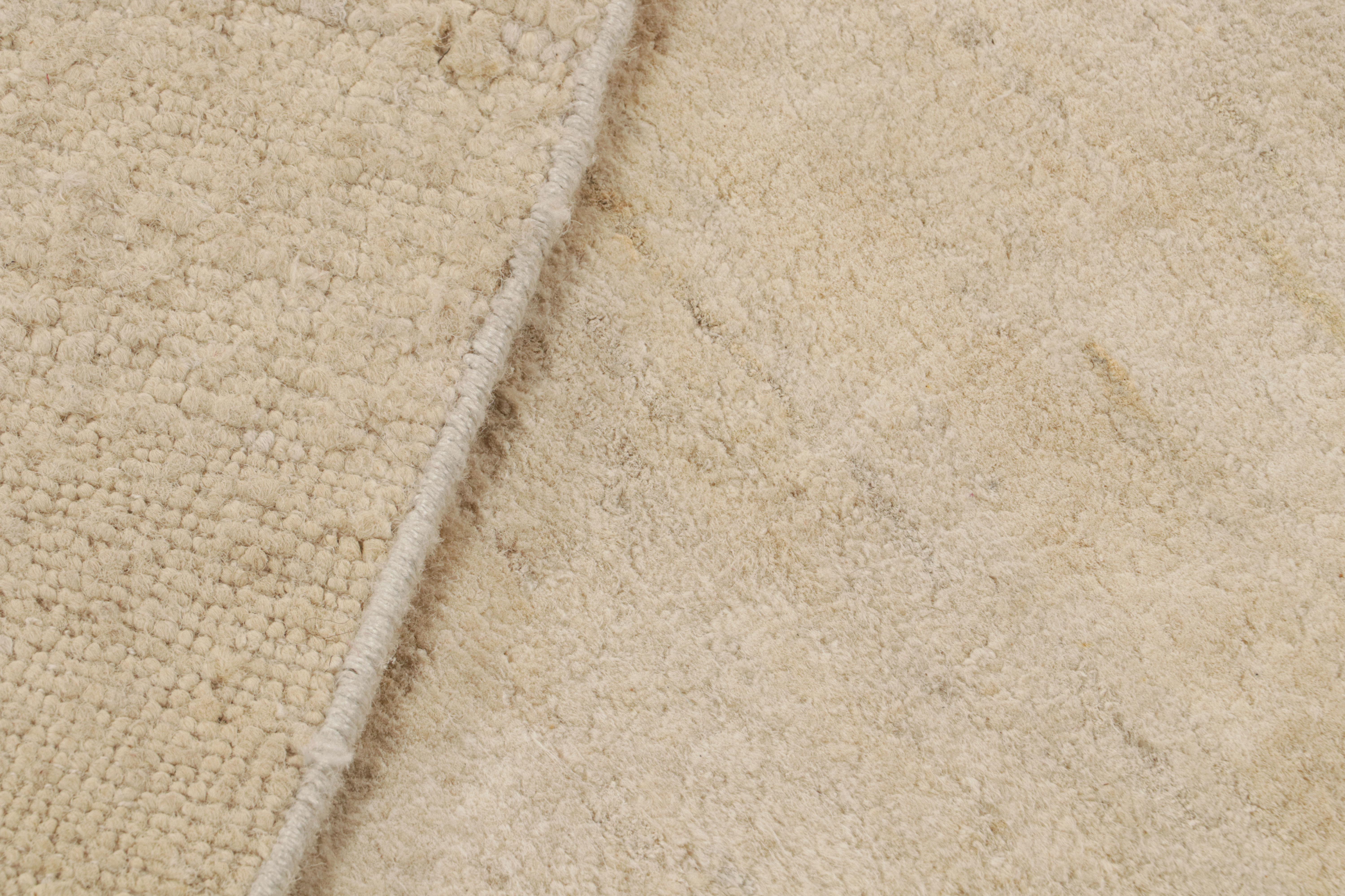 Rug & Kilim's Modern Textural Oversized Rug With Striae of Beige (21. Jahrhundert und zeitgenössisch) im Angebot