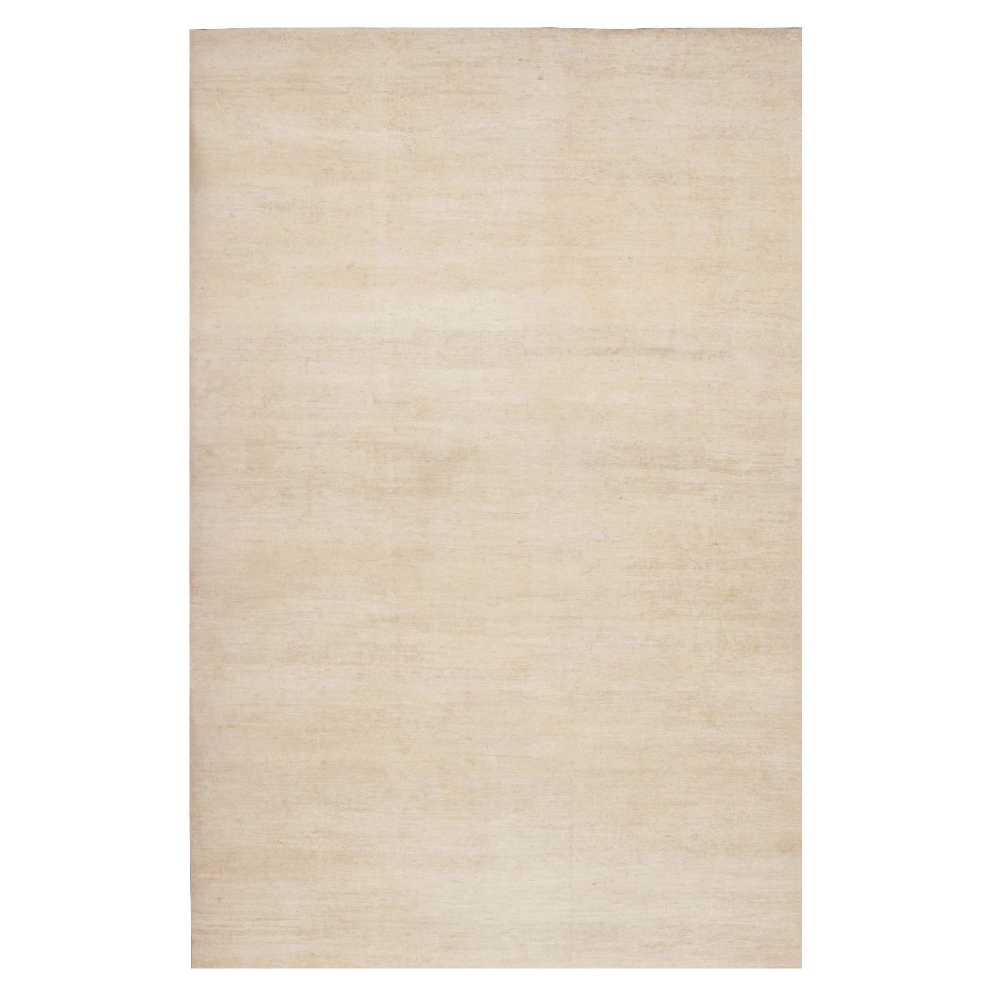 Rug & Kilim è un tappeto sovradimensionato dalla texture moderna con striature di colore beige.