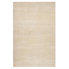Rug & Kilim è un tappeto sovradimensionato dalla texture moderna con striature di colore beige.