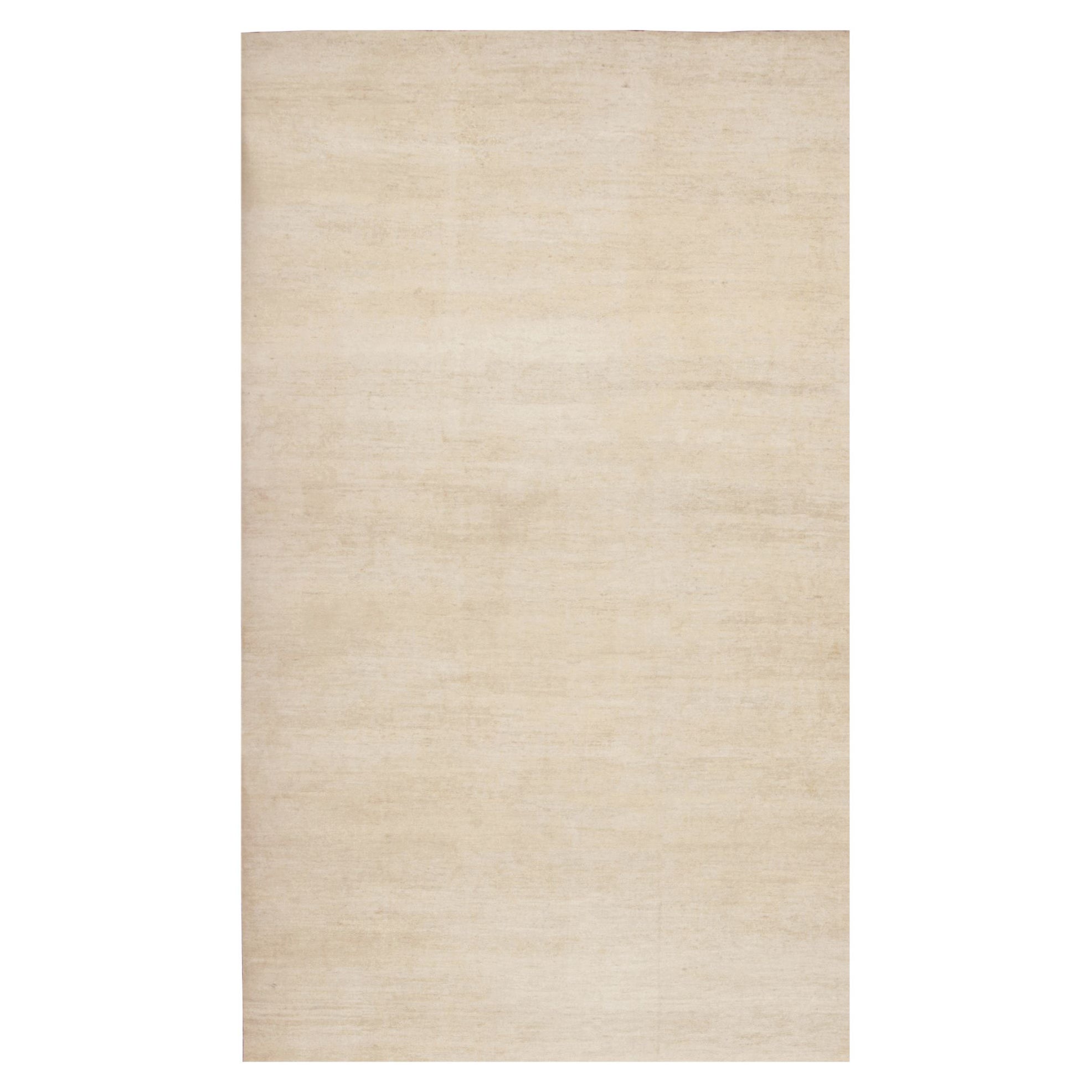 Rug & Kilim è un tappeto sovradimensionato dalla texture moderna con striature di colore beige.
