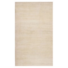 Rug & Kilim è un tappeto sovradimensionato dalla texture moderna con striature di colore beige.