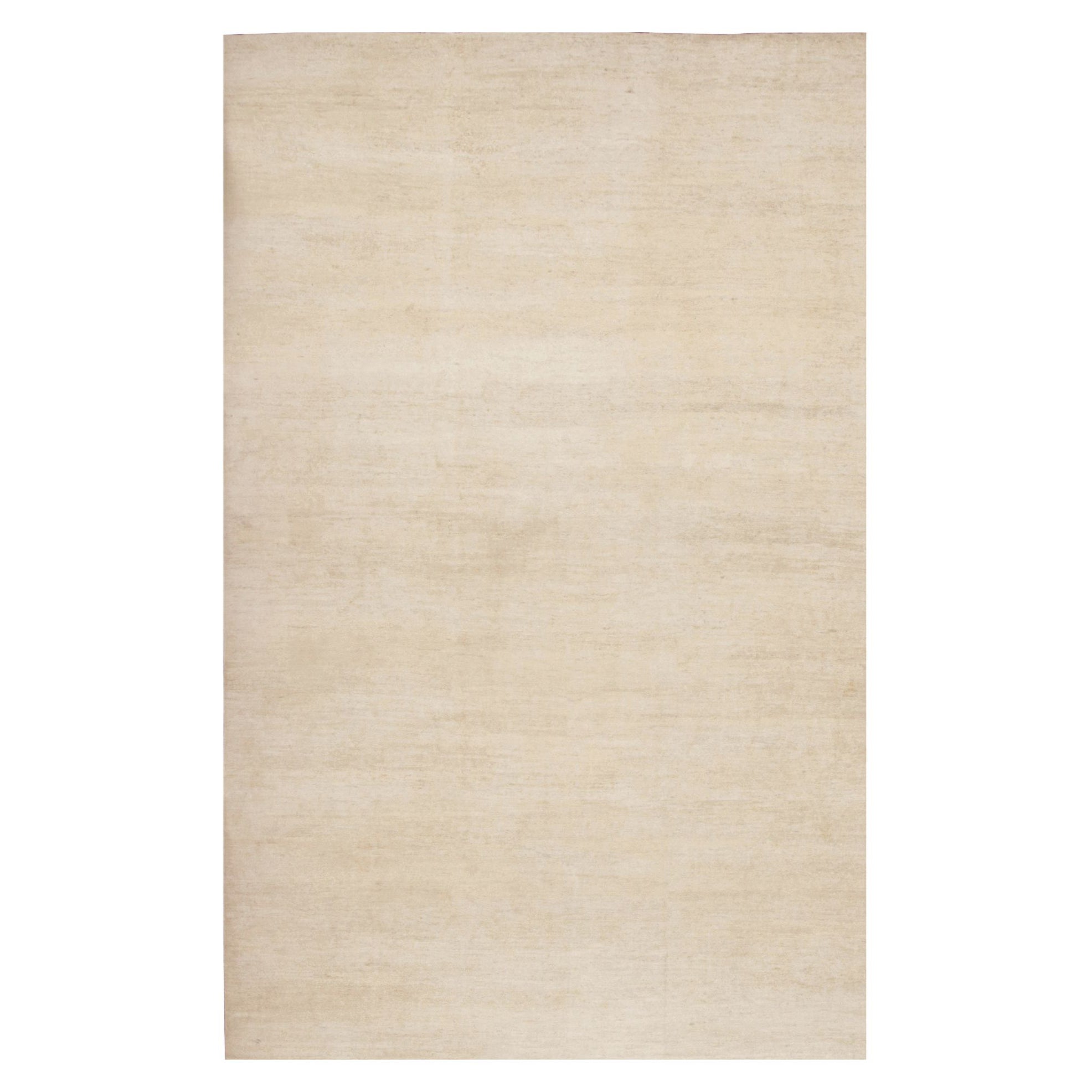 Rug & Kilim è un tappeto sovradimensionato dalla texture moderna con striature di colore beige.