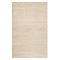 Rug & Kilim è un tappeto sovradimensionato dalla texture moderna con striature di colore beige.