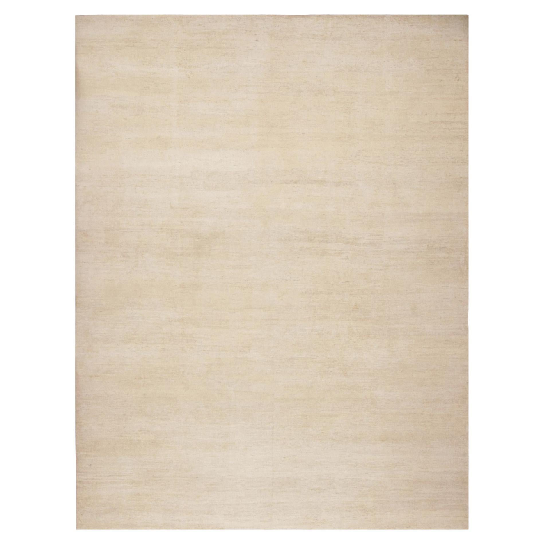 Rug & Kilim è un tappeto sovradimensionato dalla texture moderna con striature di colore beige.