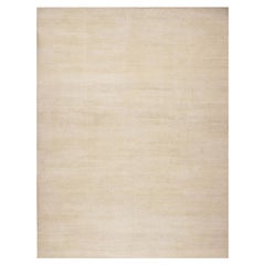 Rug & Kilim è un tappeto sovradimensionato dalla texture moderna con striature di colore beige.