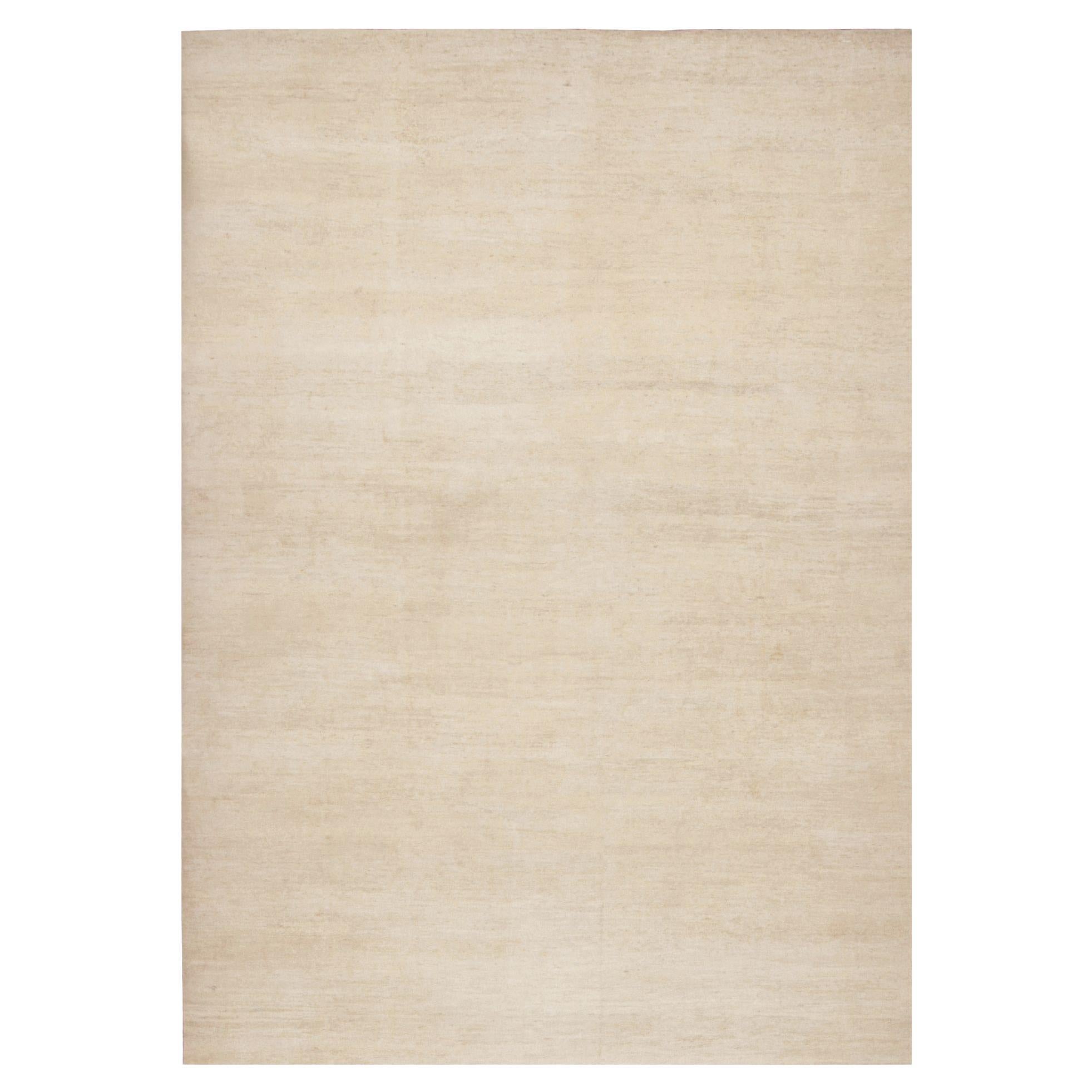 Rug & Kilim è un tappeto sovradimensionato dalla texture moderna con striature di colore beige.