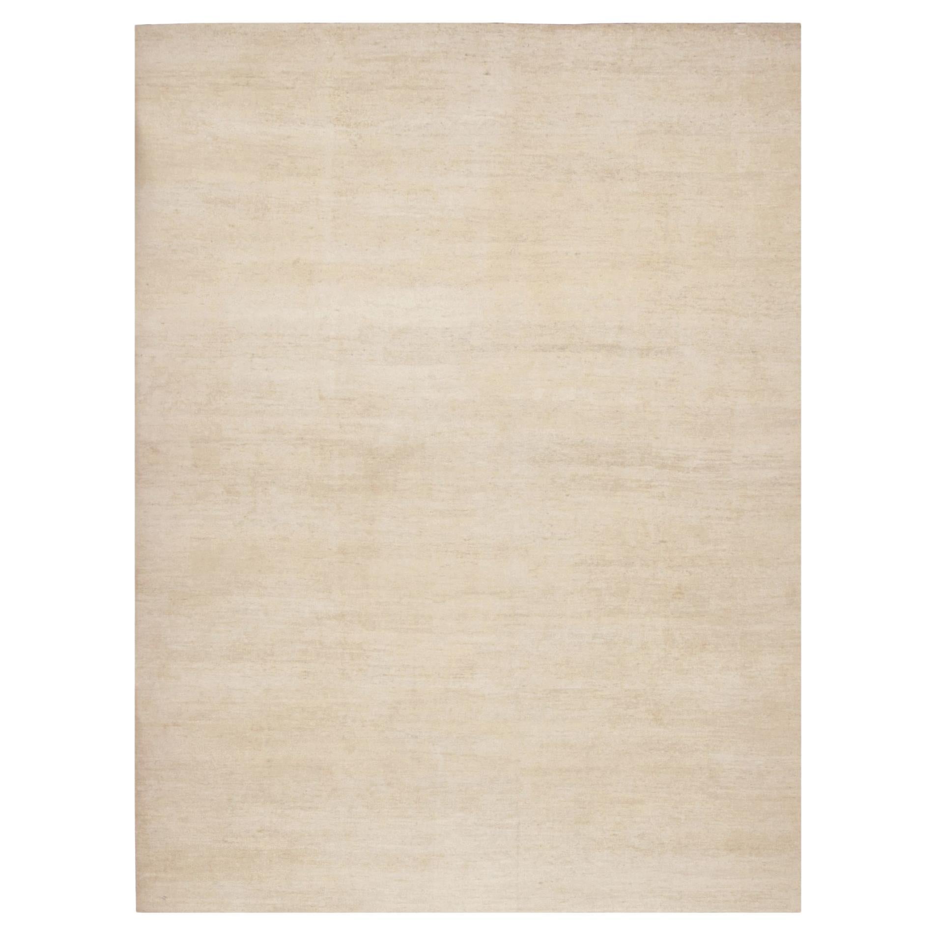 Rug & Kilim è un tappeto sovradimensionato dalla texture moderna con striature di colore beige.