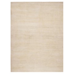 Rug & Kilim è un tappeto sovradimensionato dalla texture moderna con striature di colore beige.