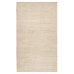Rug & Kilim è un tappeto sovradimensionato dalla texture moderna con striature di colore beige.