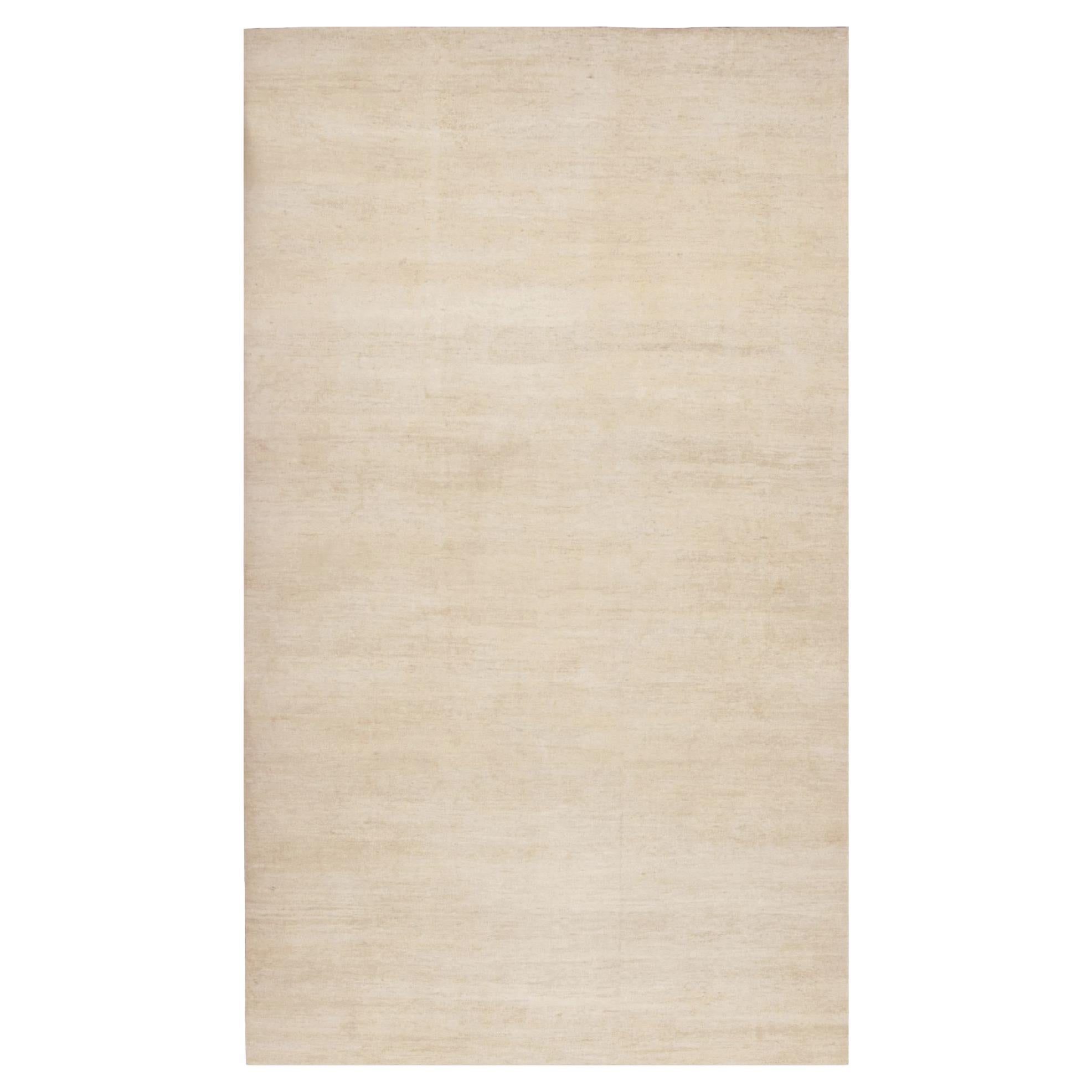 Rug & Kilim è un tappeto sovradimensionato dalla texture moderna con striature di colore beige.