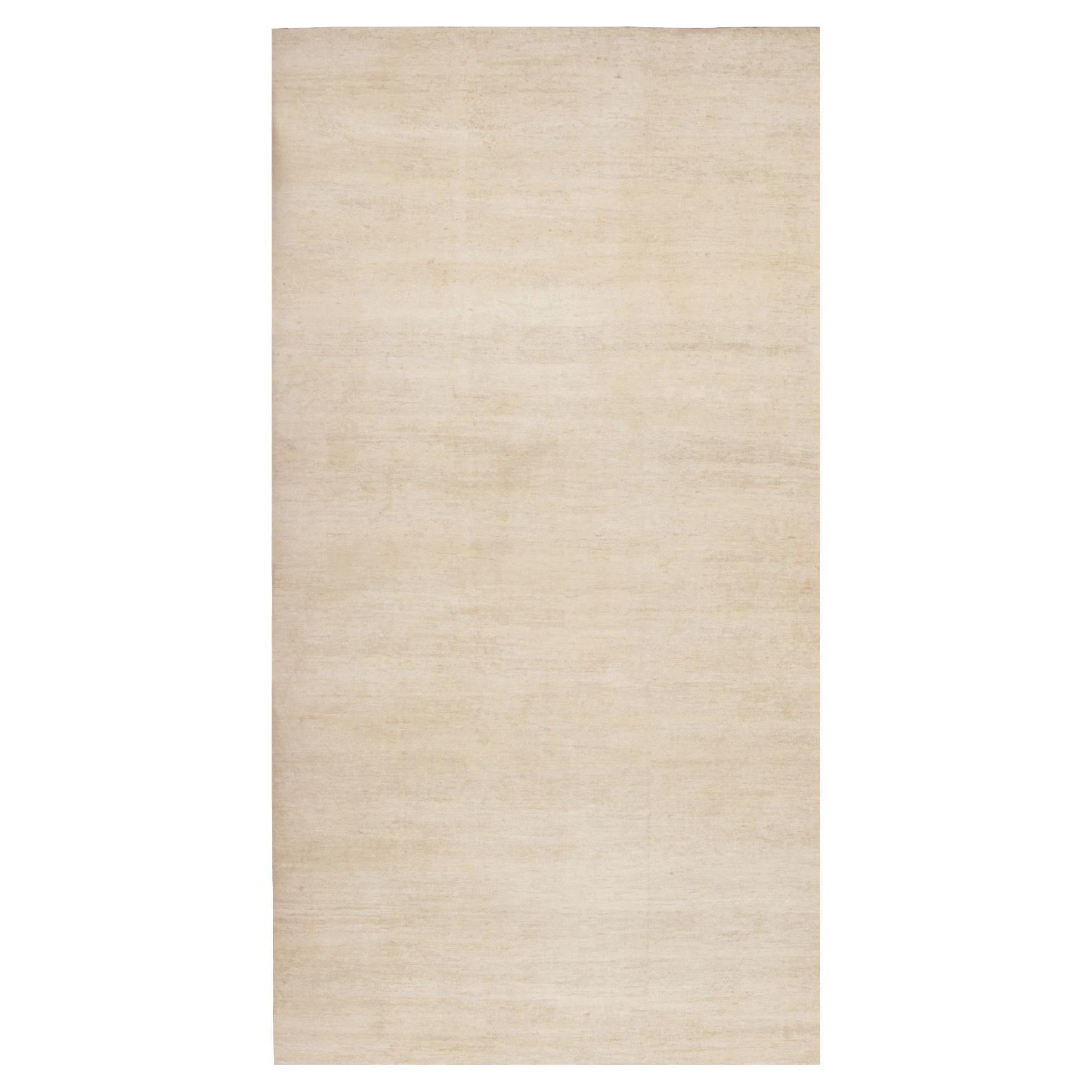 Rug & Kilim è un tappeto sovradimensionato dalla texture moderna con striature di colore beige. in vendita
