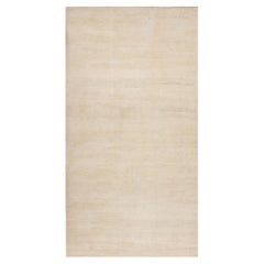 Rug & Kilim è un tappeto sovradimensionato dalla texture moderna con striature di colore beige.