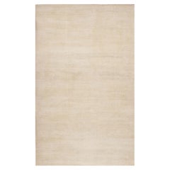 Rug & Kilim è un tappeto sovradimensionato dalla texture moderna con striature di colore beige.