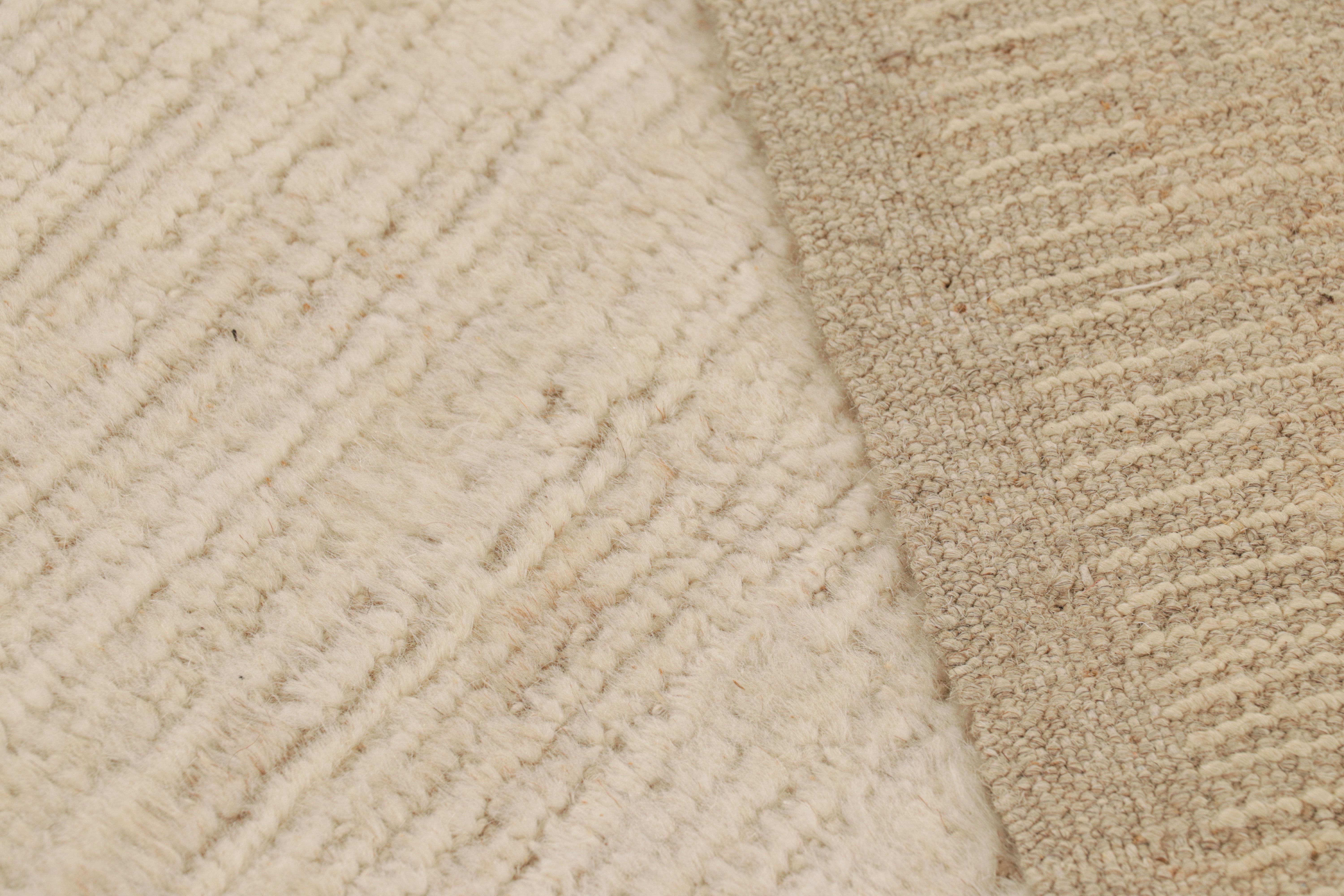 Rug & Kilim's Moderner Strukturteppich in Beige und Creme mit Rippenmustern (Wolle) im Angebot