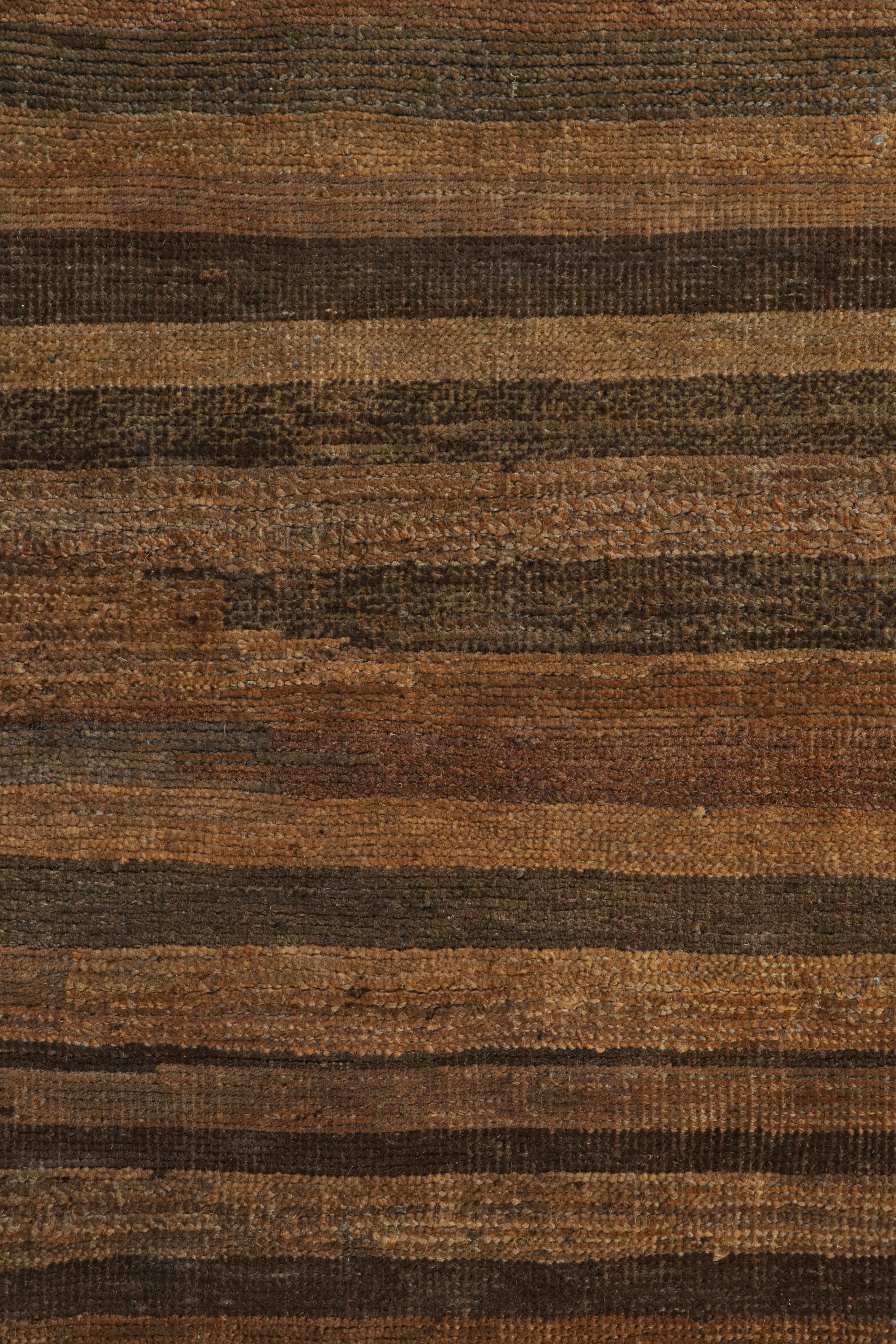 Indien Rug & Kilim's Modern Textural Rug in Beige-Brown and Umber Stripes and Striae (Tapis à rayures beige, marron et orange) en vente