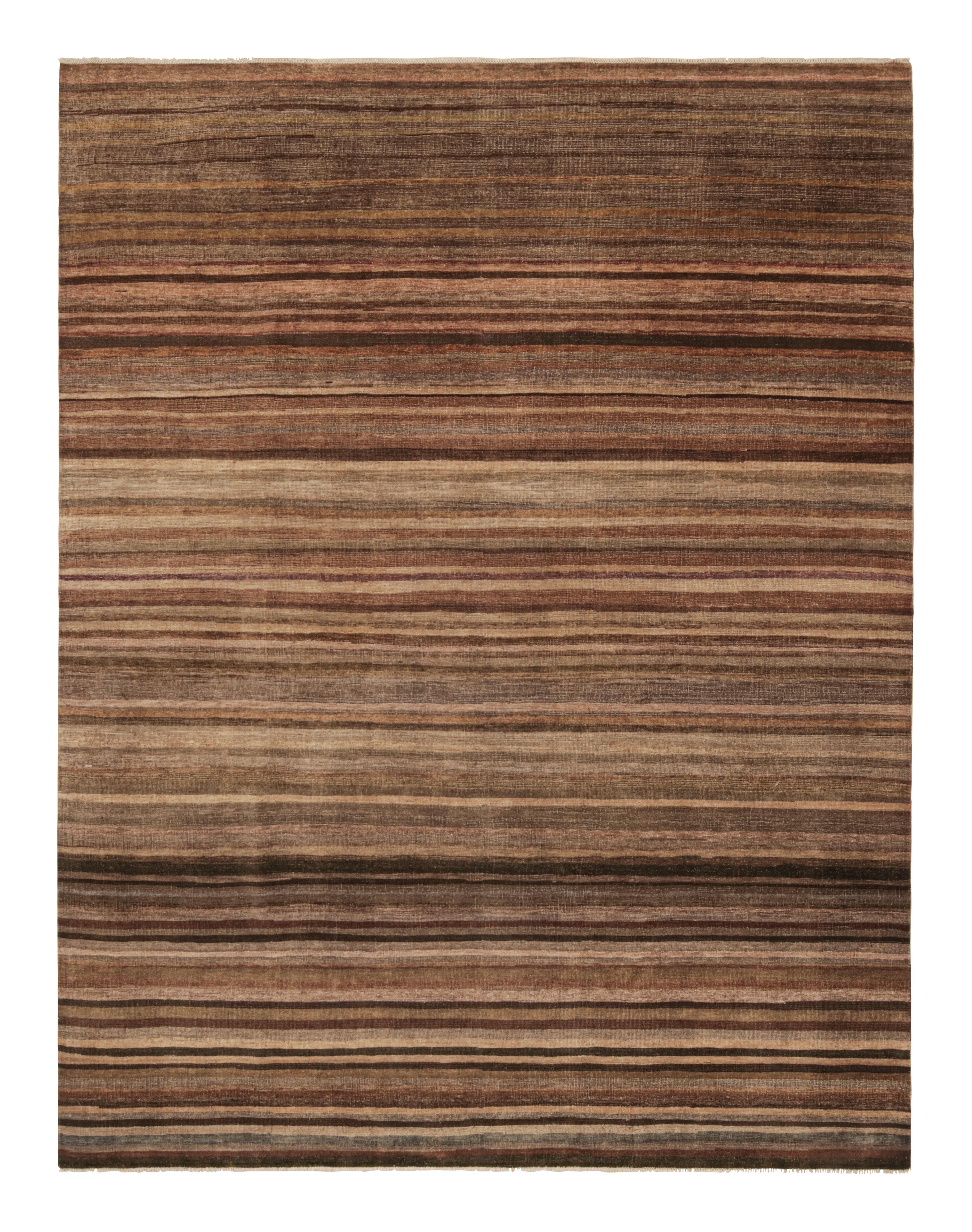 Moderne Rug & Kilim's Modern Textural Rug in Beige-Brown and Umber Stripes and Striae (Tapis à rayures beige, marron et orange) en vente