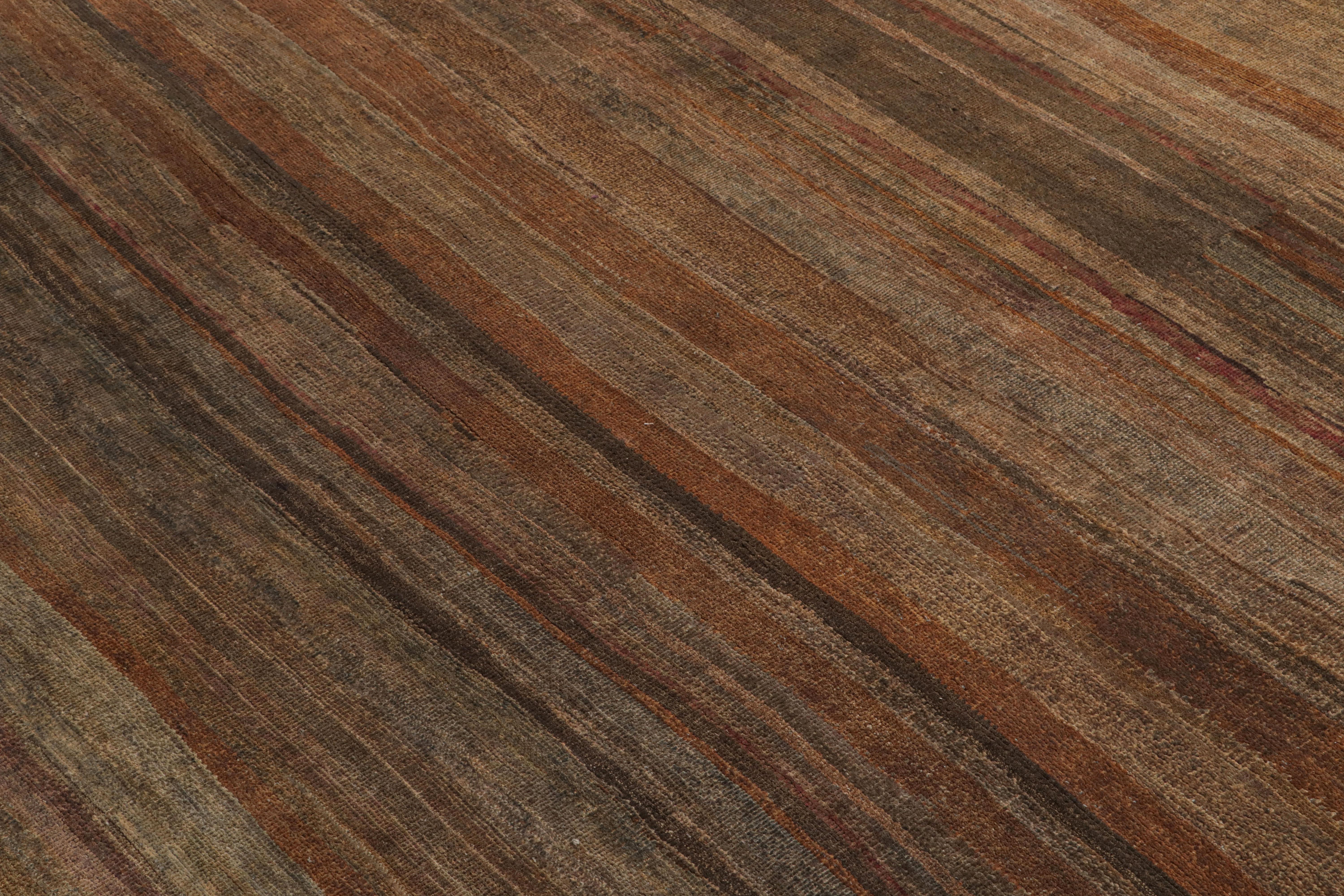 Moderno Rug & Kilim: Tappeto moderno a righe e strisce beige-marrone e umbro in vendita