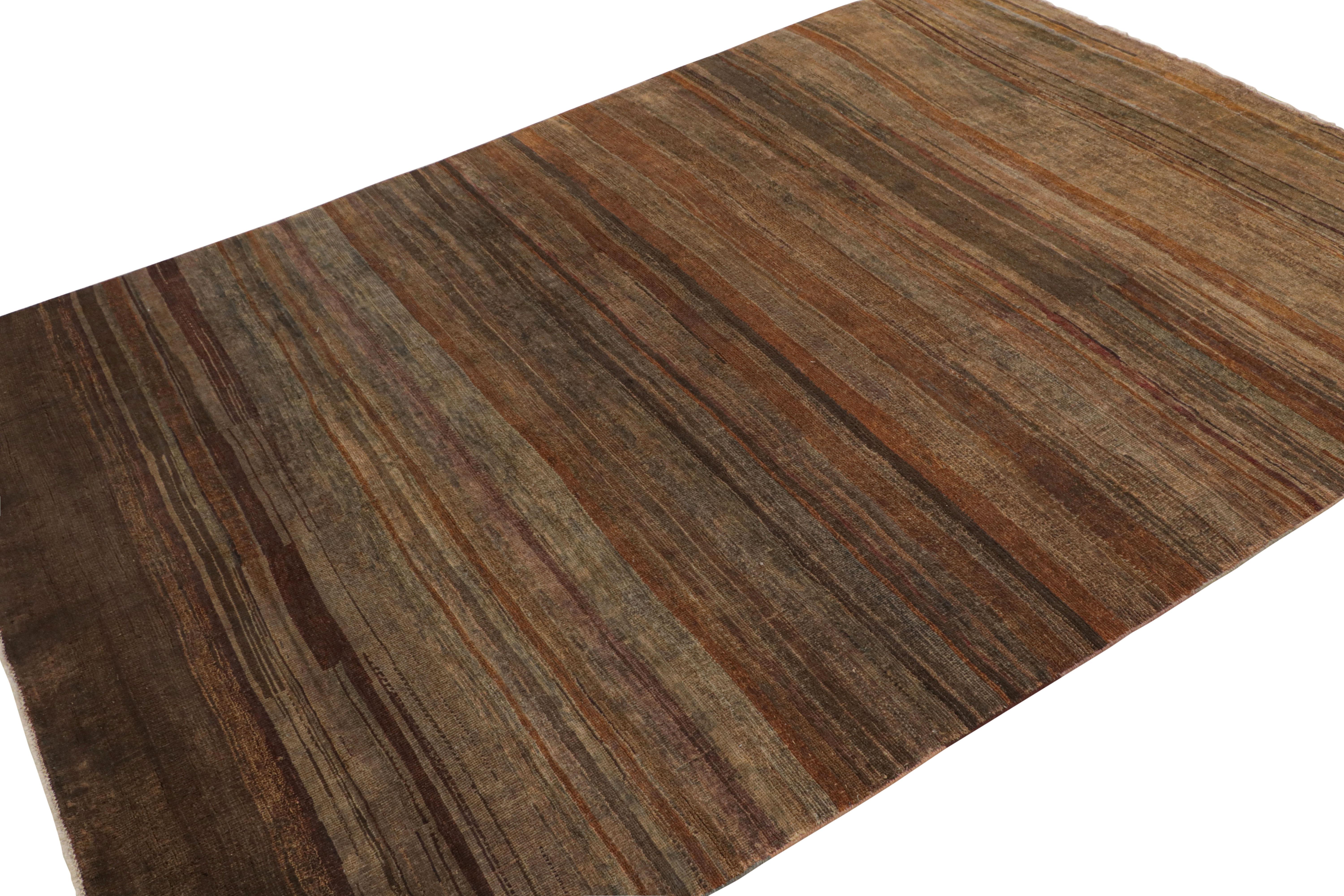 Indiano Rug & Kilim: Tappeto moderno a righe e strisce beige-marrone e umbro in vendita