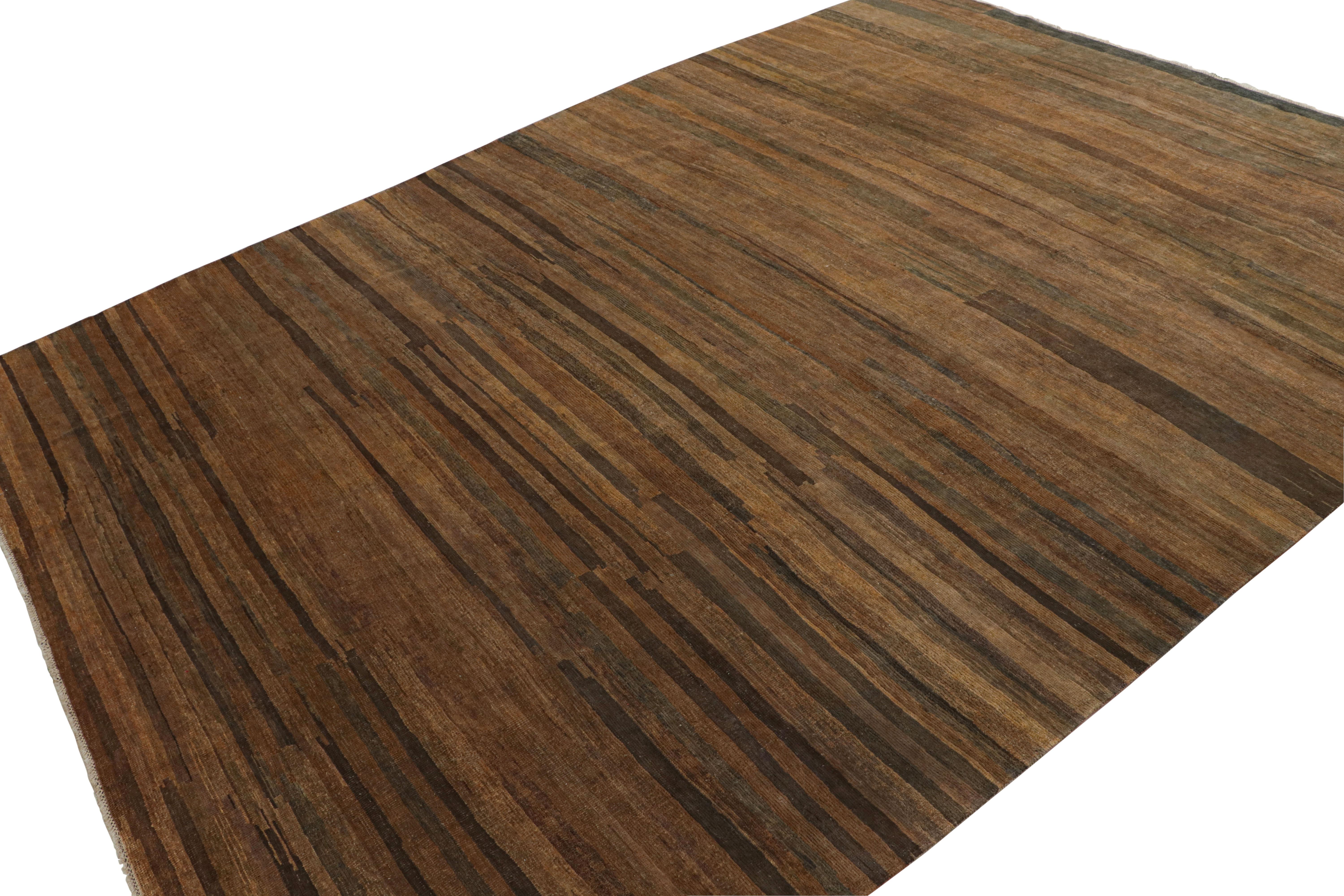 Alfombra de textura moderna Rug & Kilim de rayas beige-marrón y ámbar Anudado a mano en venta