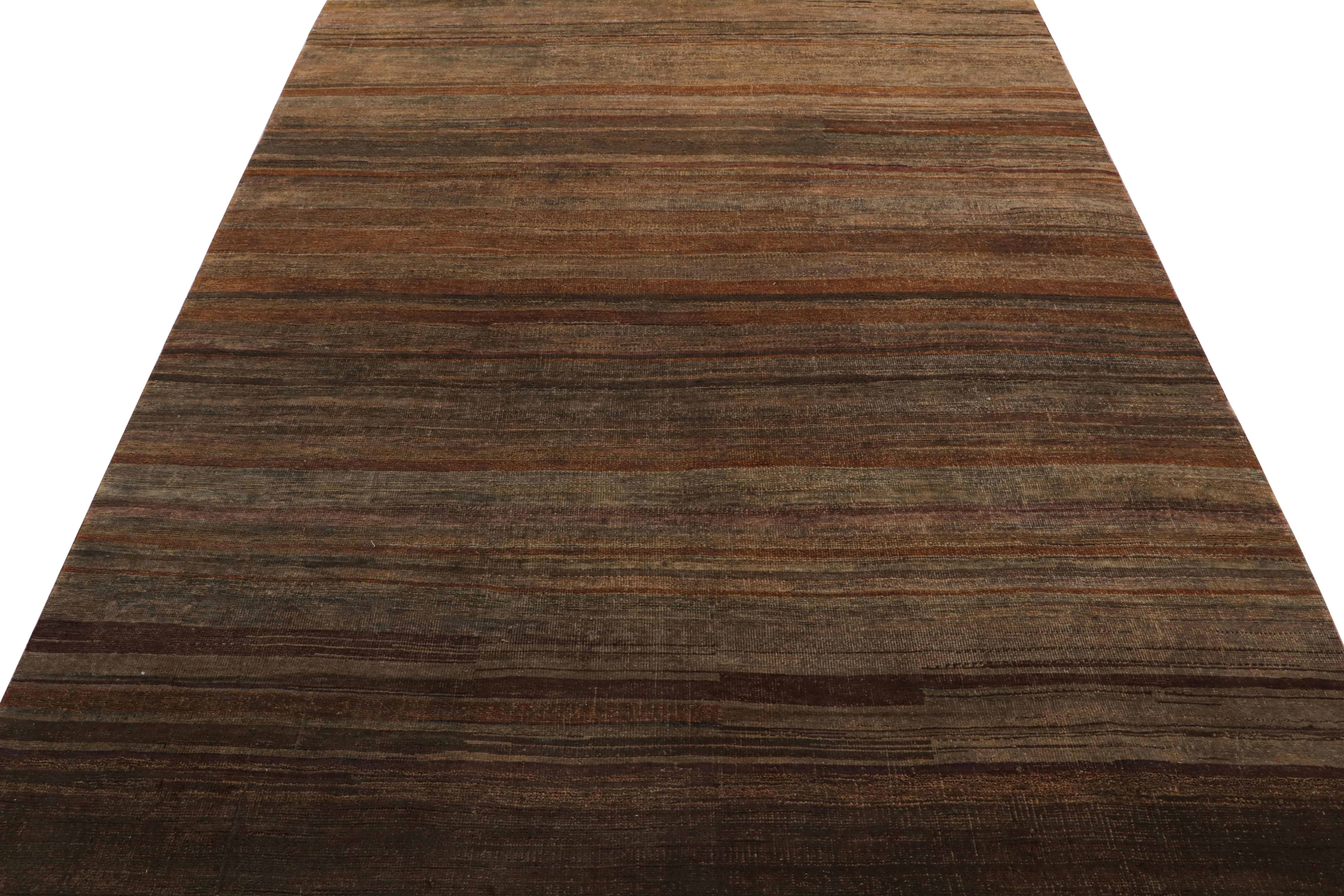 Annodato a mano Rug & Kilim: Tappeto moderno a righe e strisce beige-marrone e umbro in vendita