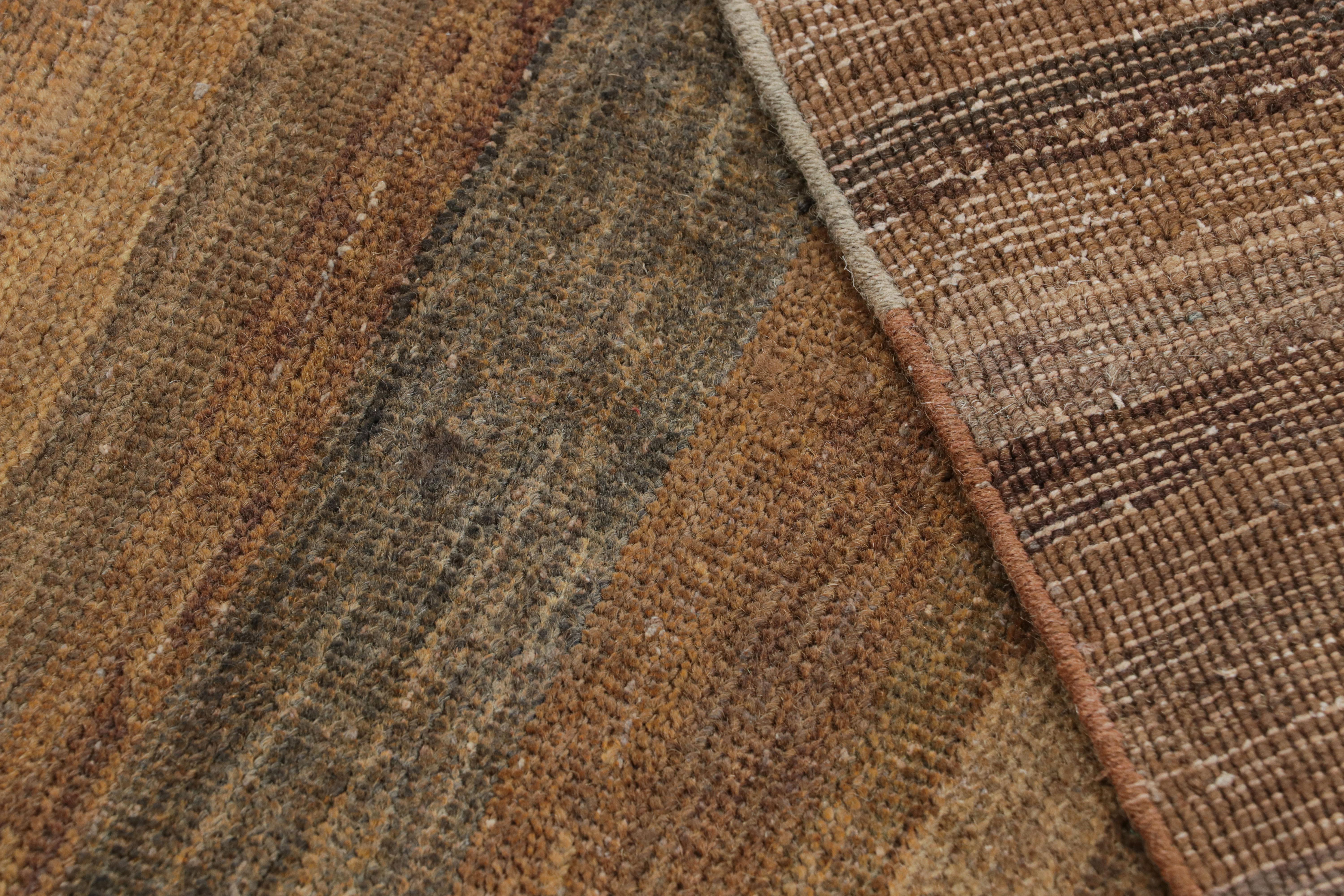 XXIe siècle et contemporain Rug & Kilim's Modern Textural Rug in Beige-Brown and Umber Stripes and Striae (Tapis à rayures beige, marron et orange) en vente