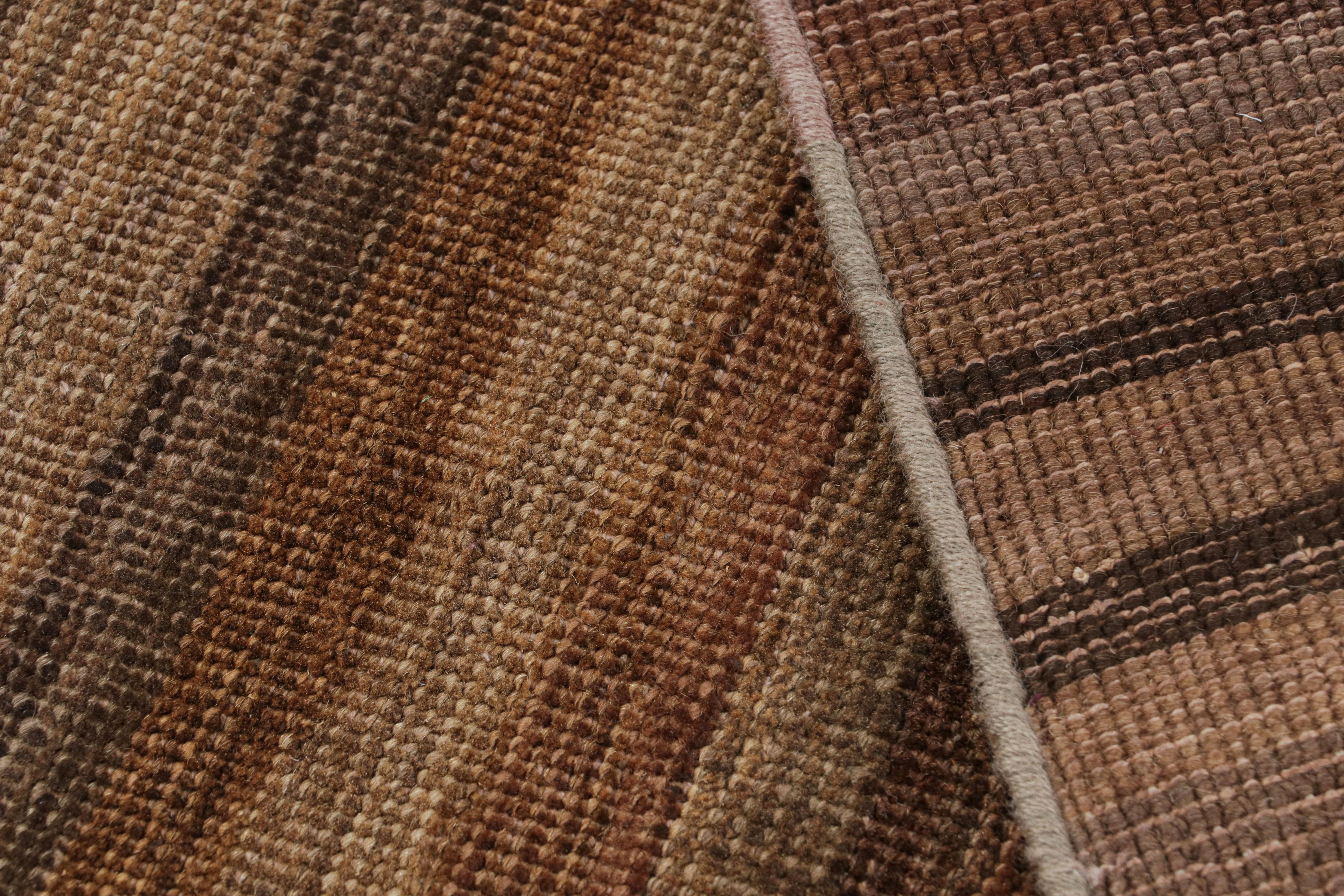 Rug & Kilim's Modern Textural Rug in Beige-Braun und Umber Streifen und Striae (21. Jahrhundert und zeitgenössisch) im Angebot