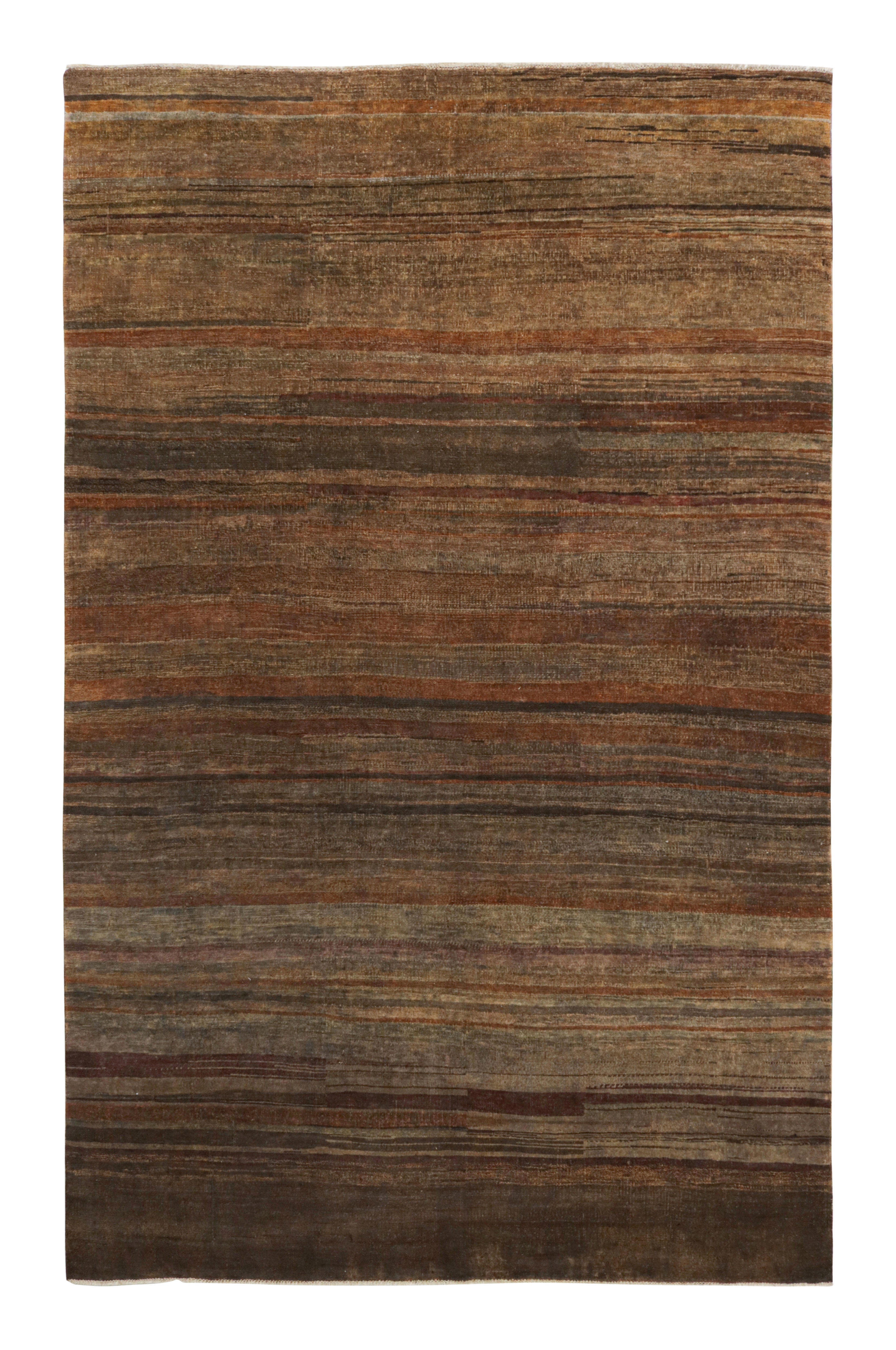 Rug & Kilim: Tappeto moderno a righe e strisce beige-marrone e umbro