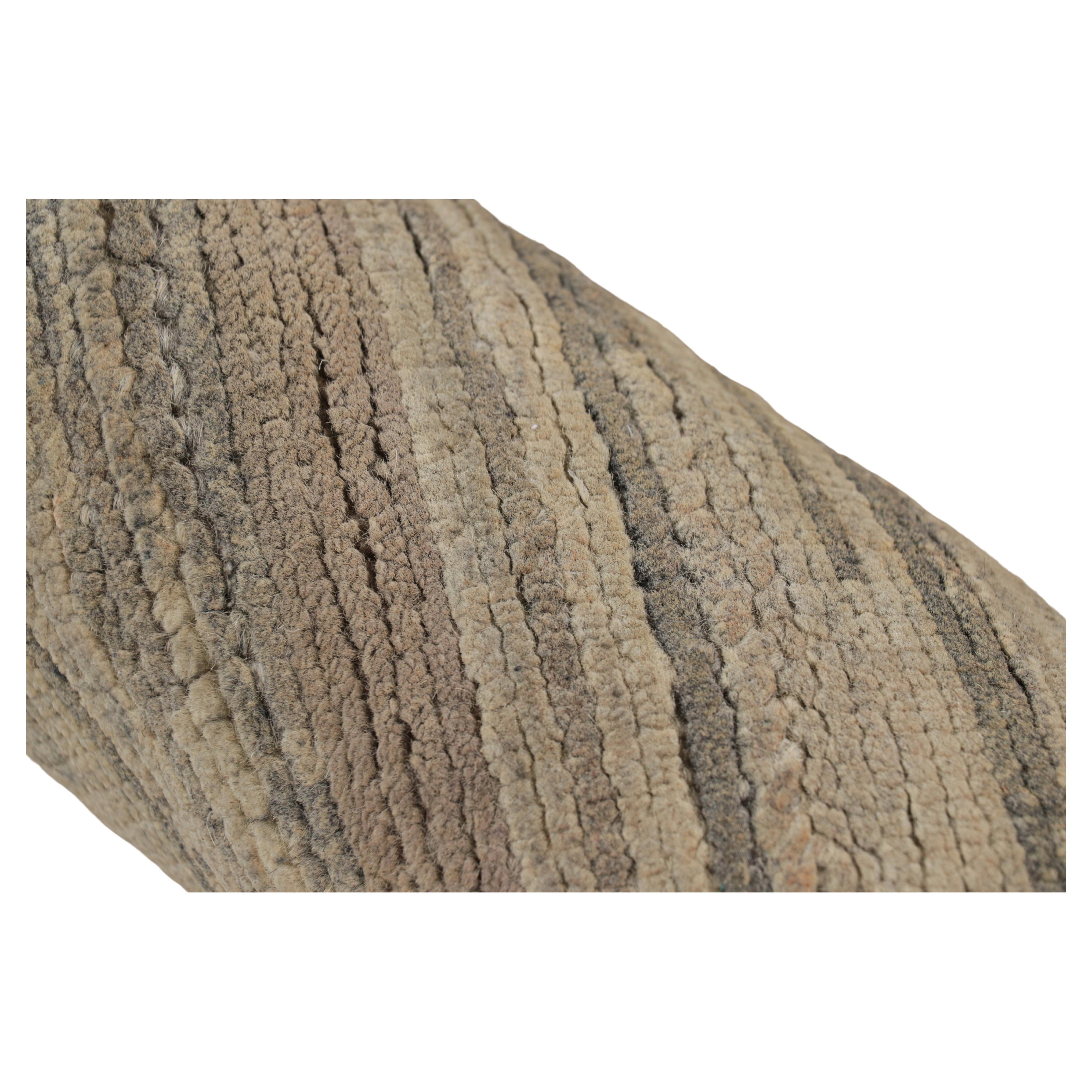 Questo tappeto testurizzato 3x5 di Rug & Kilim è un'entusiasmante novità della collezione Texture of Color, realizzata con lana annodata a mano e con una nuova interpretazione del tema di questo stile, in particolare con una tintura vegetale come