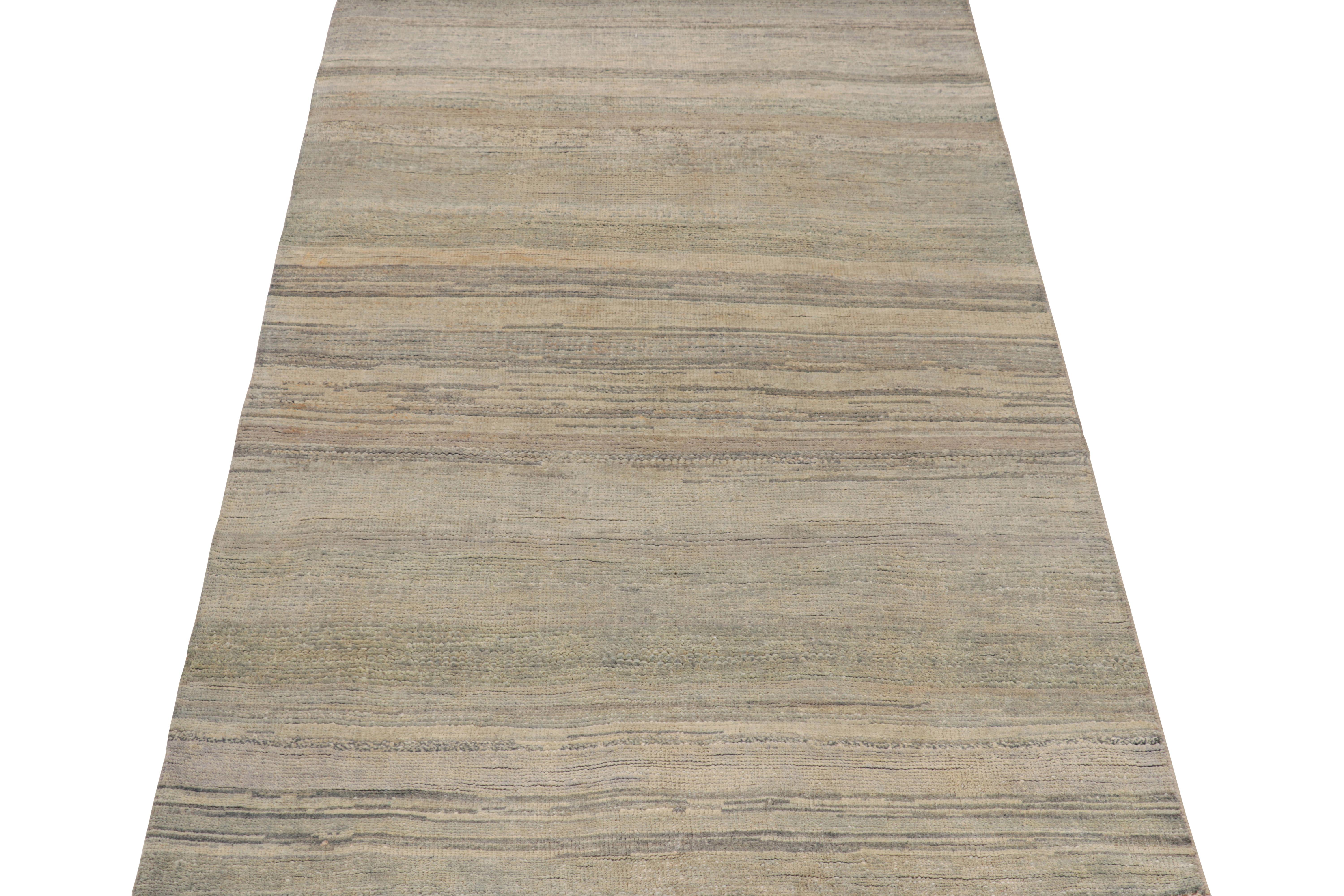 Rug & Kilim's Modern Textural Rug in Beige-Braun Geometrische Streifen und Schlieren (Handgeknüpft) im Angebot