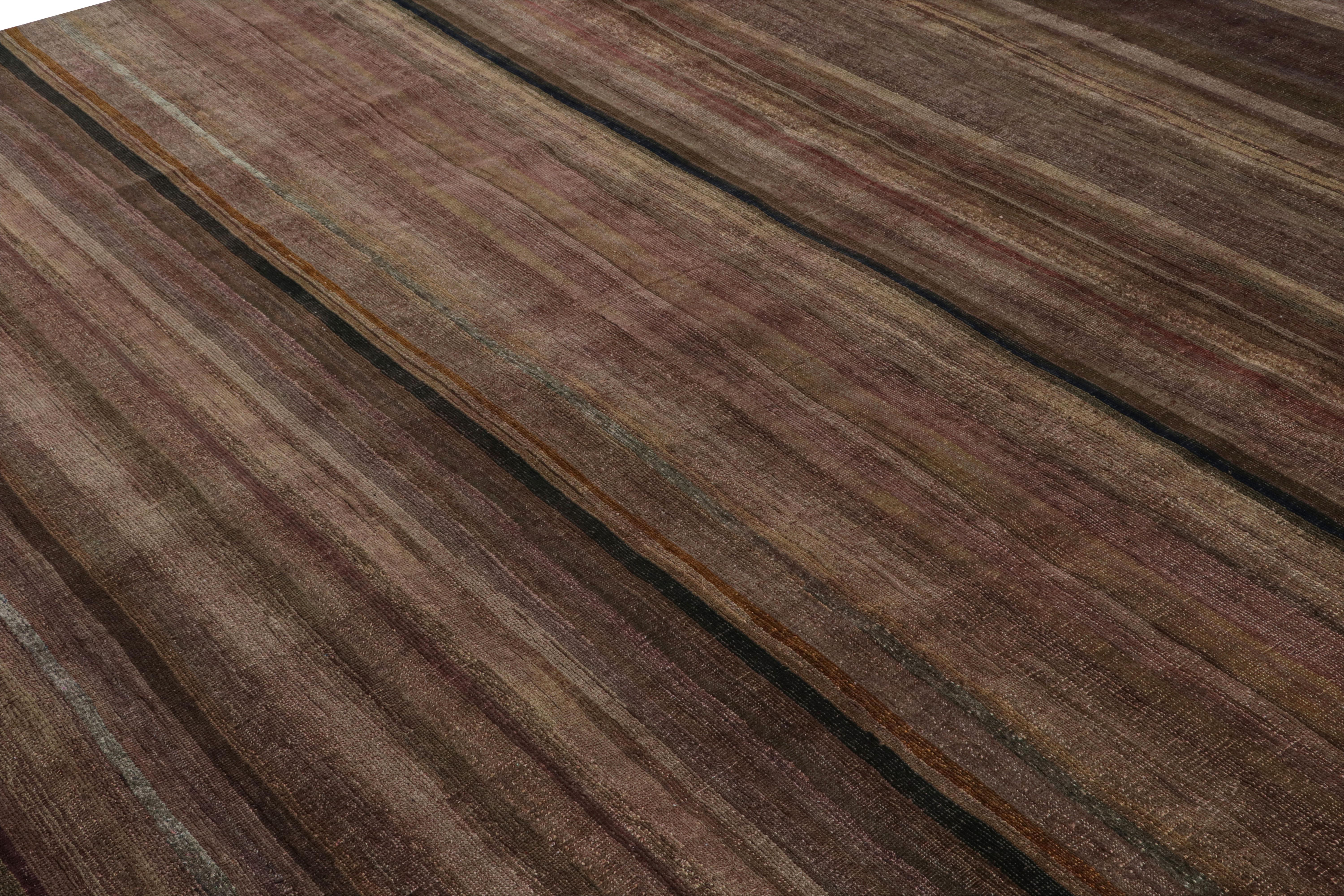 Moderne Rug & Kilim's Modern Modern Textural Rug in Brown and Purple Stripes and Striae (Tapis à rayures et à bandes marron et violet) en vente