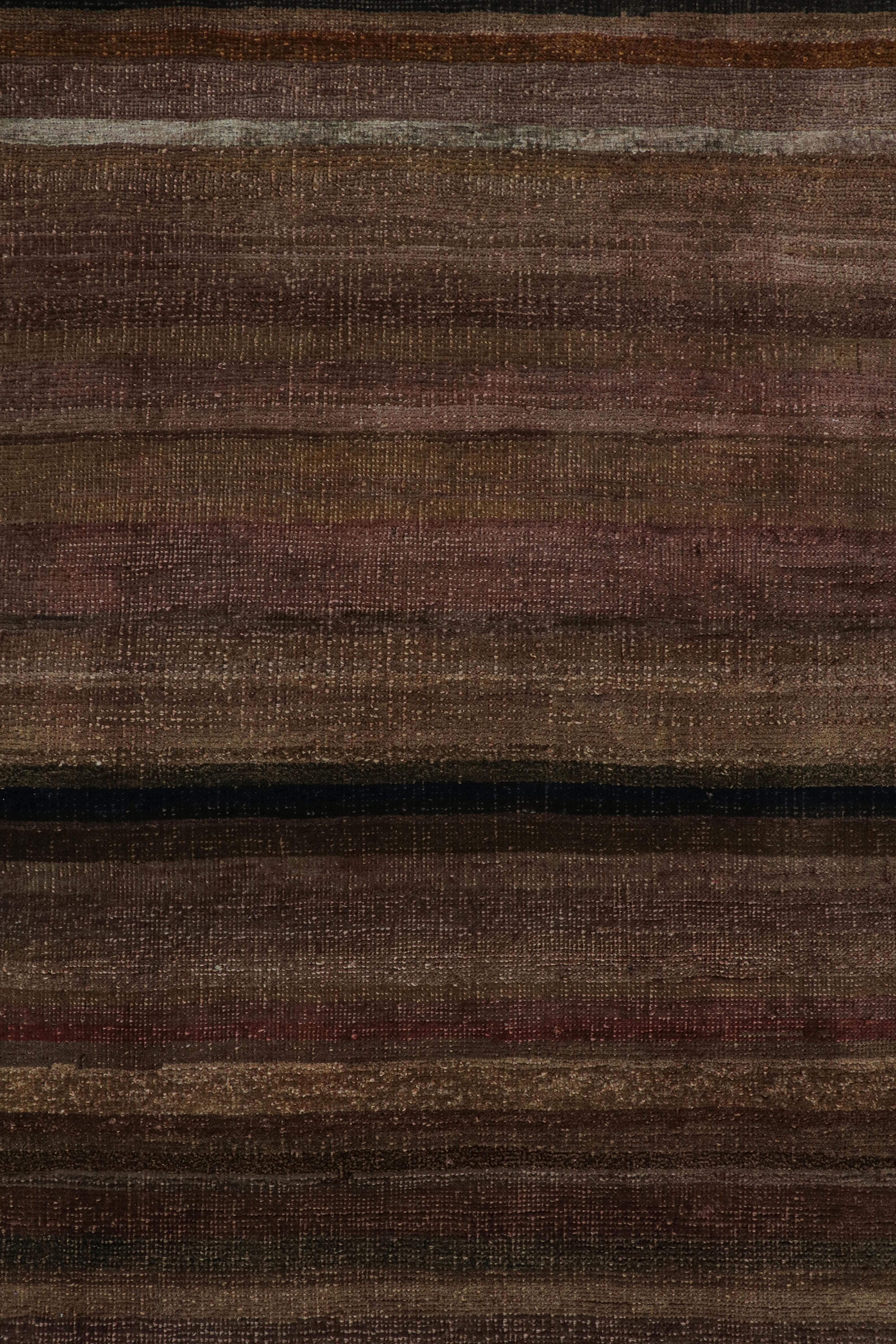 Indien Rug & Kilim's Modern Modern Textural Rug in Brown and Purple Stripes and Striae (Tapis à rayures et à bandes marron et violet) en vente