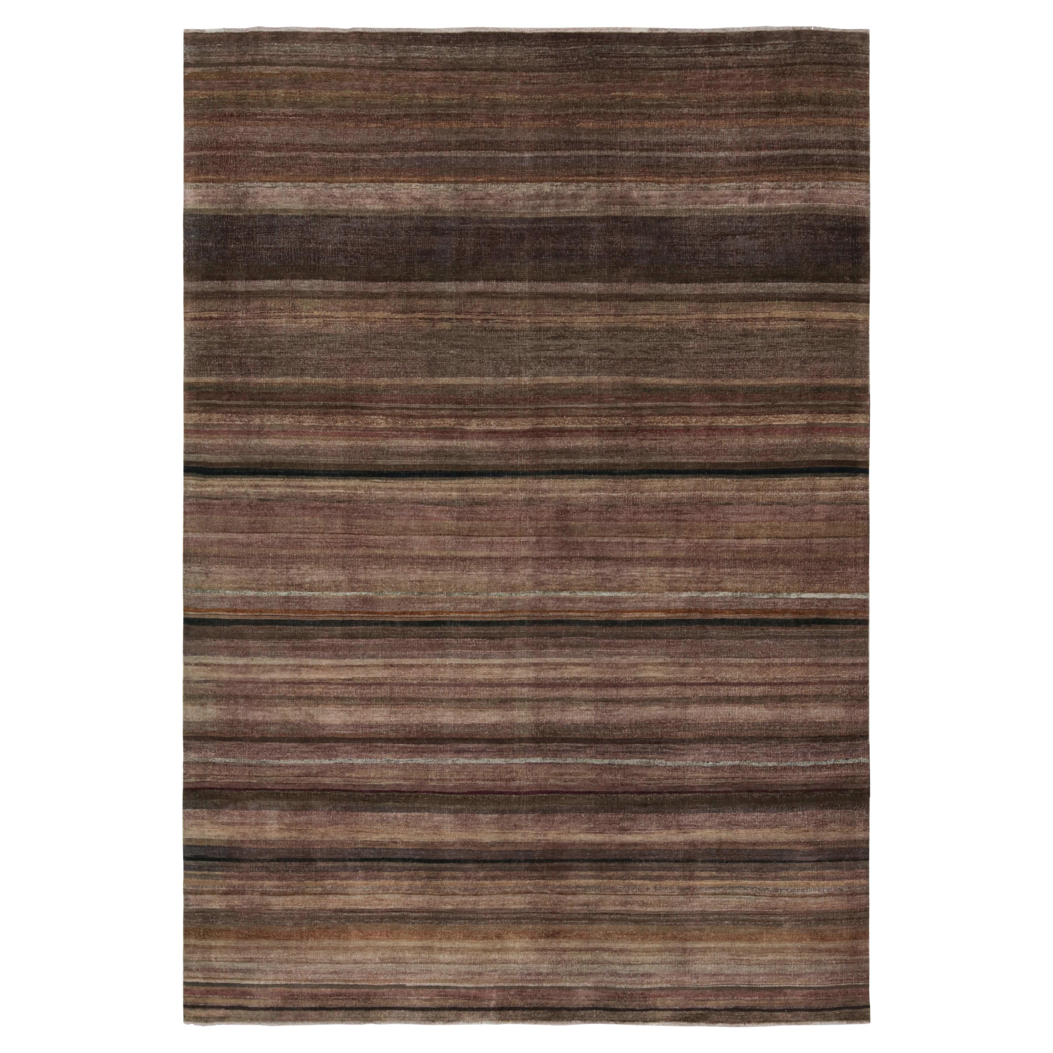 Ce tapis texturé 10x14 est un nouvel ajout à la Collection Texture of Color de Rug & Kilim.

Sur le Design :

Réalisé en laine nouée à la main, ce tapis reflète une nouvelle approche du thème de cette collection, notamment une teinture végétale