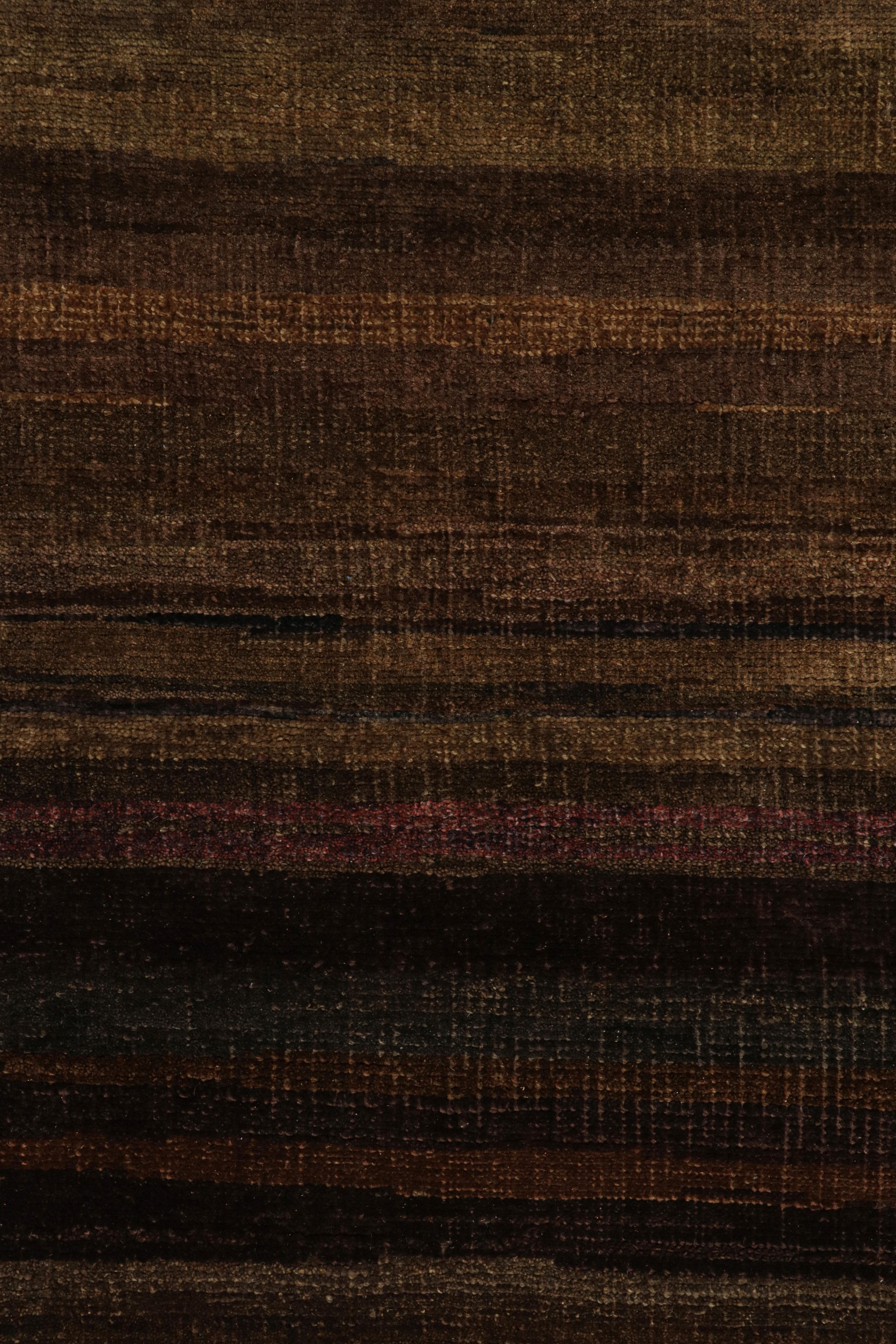 Indien Rug & Kilim's Modern Textural Rug in Brown, Umber And Purple Stripes and Striae (Tapis à rayures et à bandes) en vente
