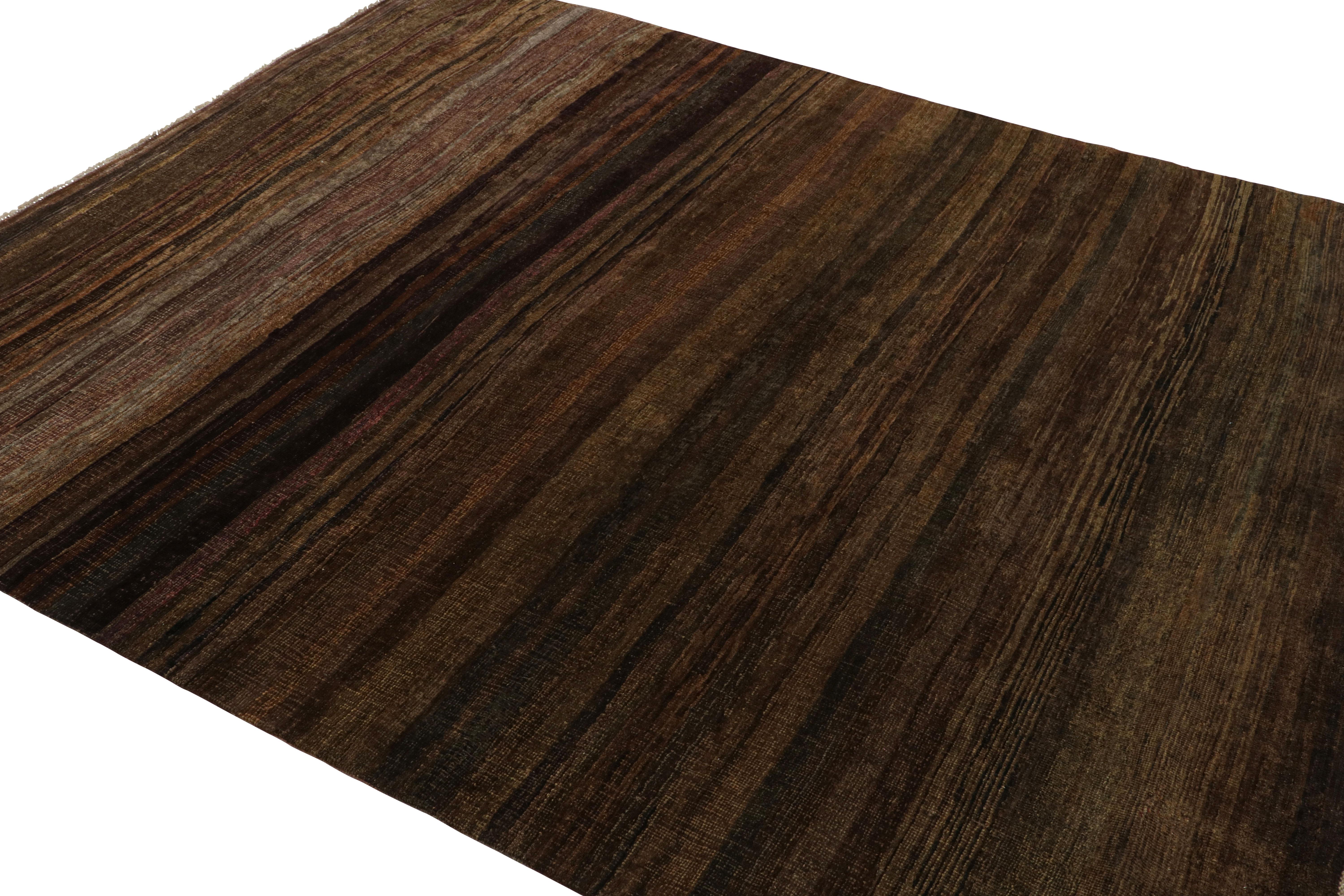Annodato a mano Rug & Kilim è un tappeto moderno a righe e strisce marroni, umide e viola. in vendita