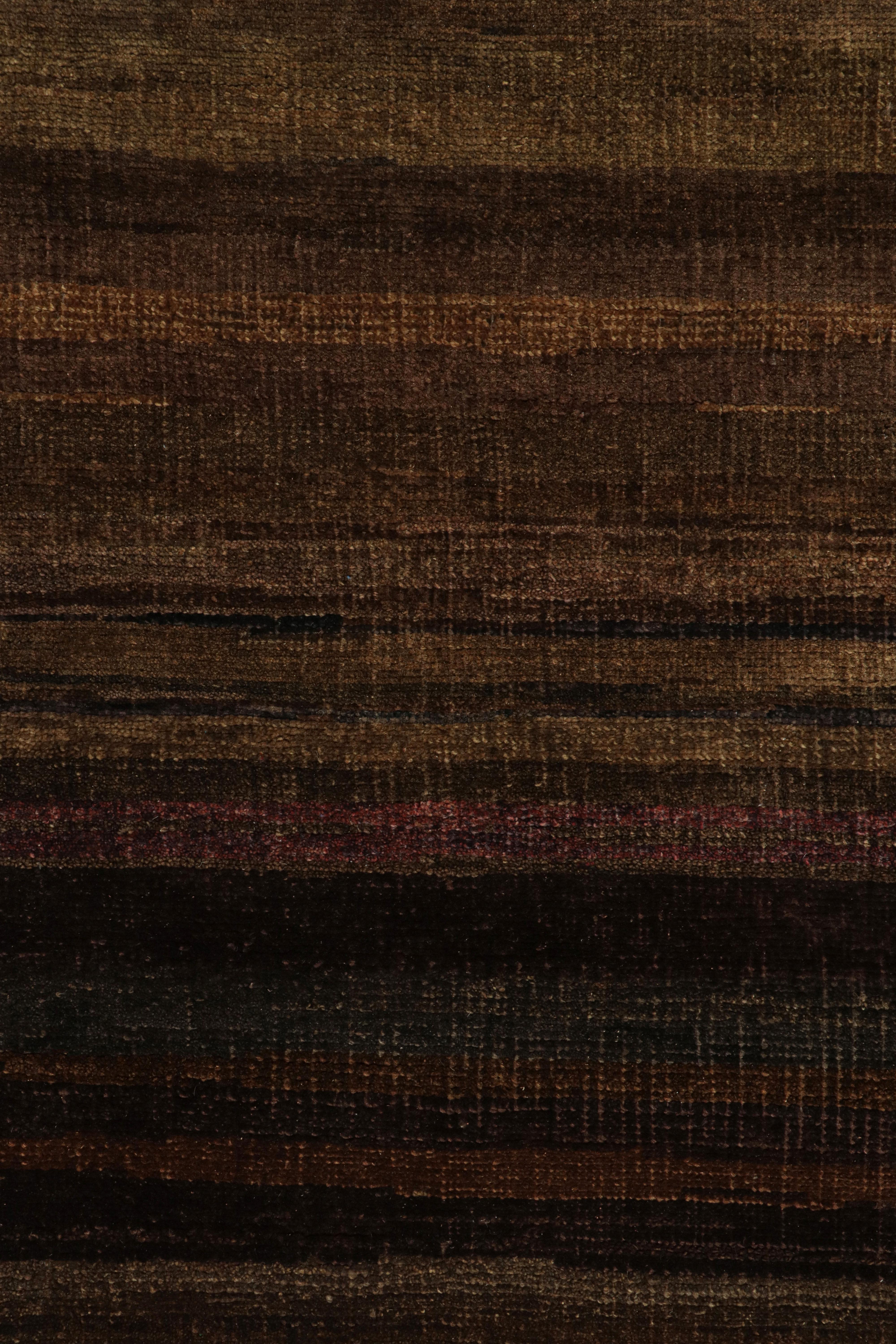 Indiano Rug & Kilim è un tappeto moderno a righe e strisce marroni, umide e viola. in vendita
