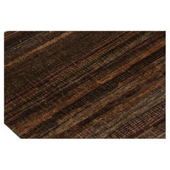 Rug & Kilim è un tappeto moderno a righe e strisce marroni, umide e viola.