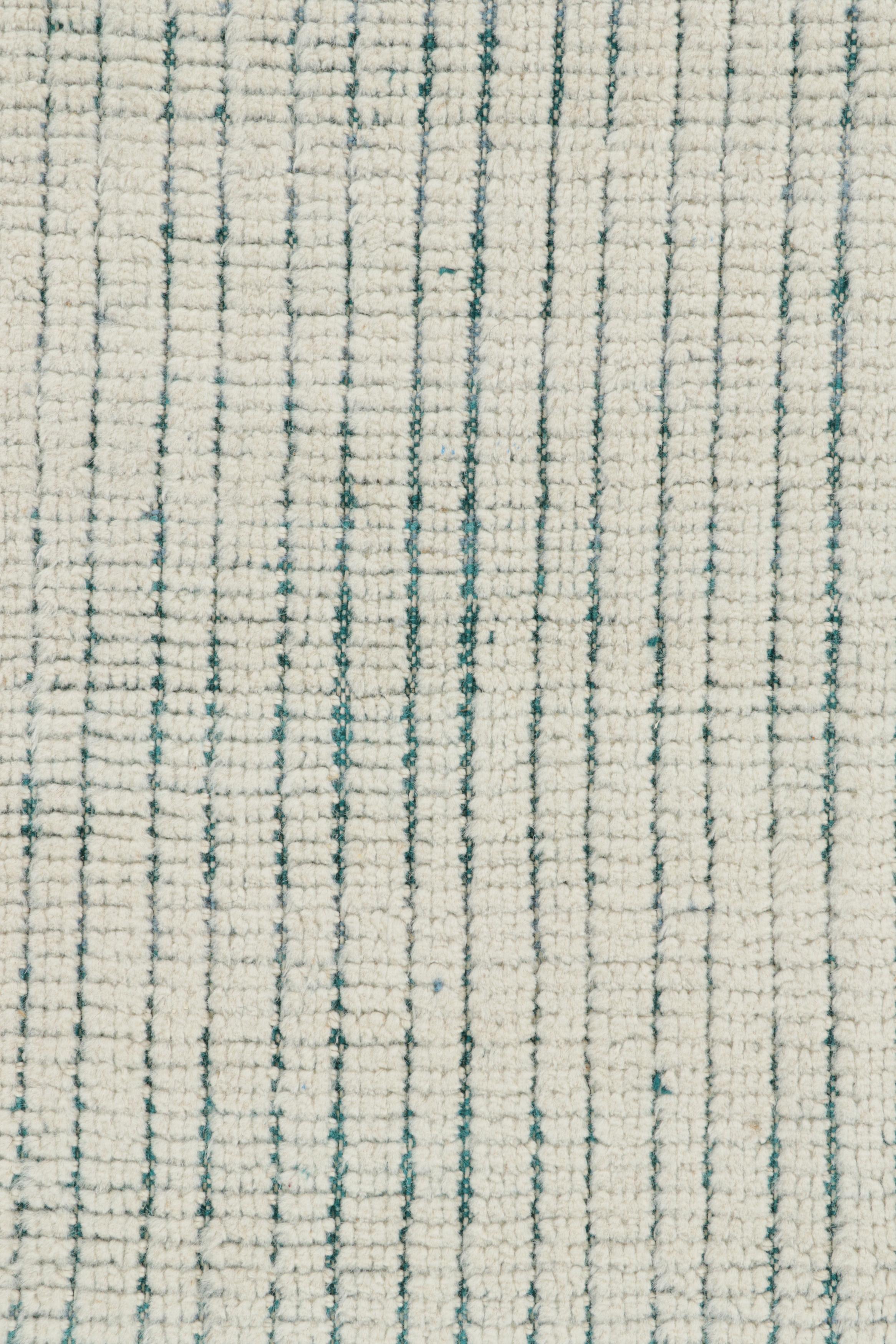 Dieser 8x10 große Strukturteppich von Rug & Kilim wurde aus Wolle handgewebt und handgeknüpft, wobei Flor und Flachgewebe miteinander verbunden wurden - eines von vielen subtilen Elementen unserer Designphilosophie für einfarbige Teppiche, die