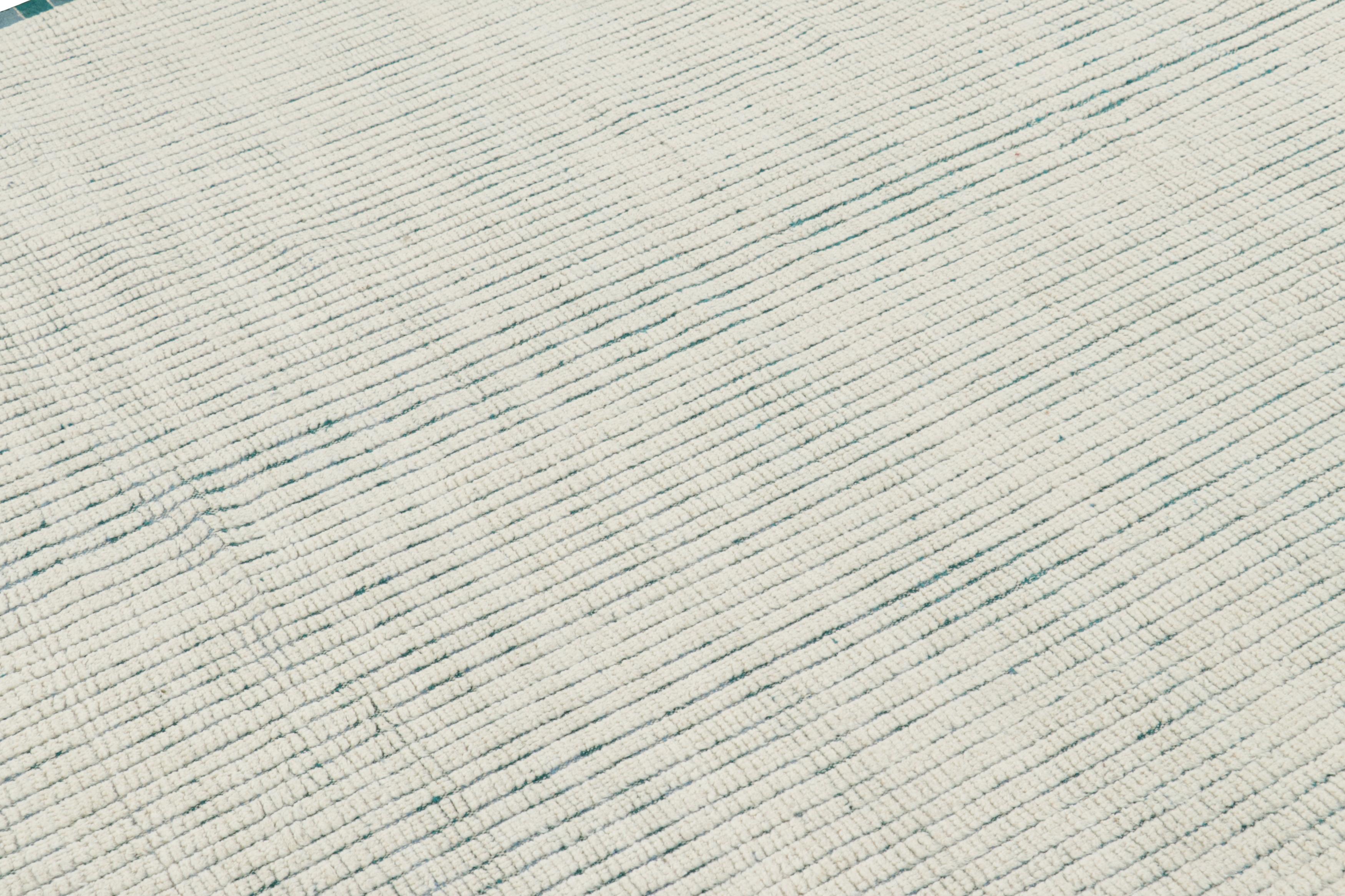 Rug & Kilim's Moderner Strukturteppich in Creme und Blau mit gerippten Streifen (Handgewebt) im Angebot