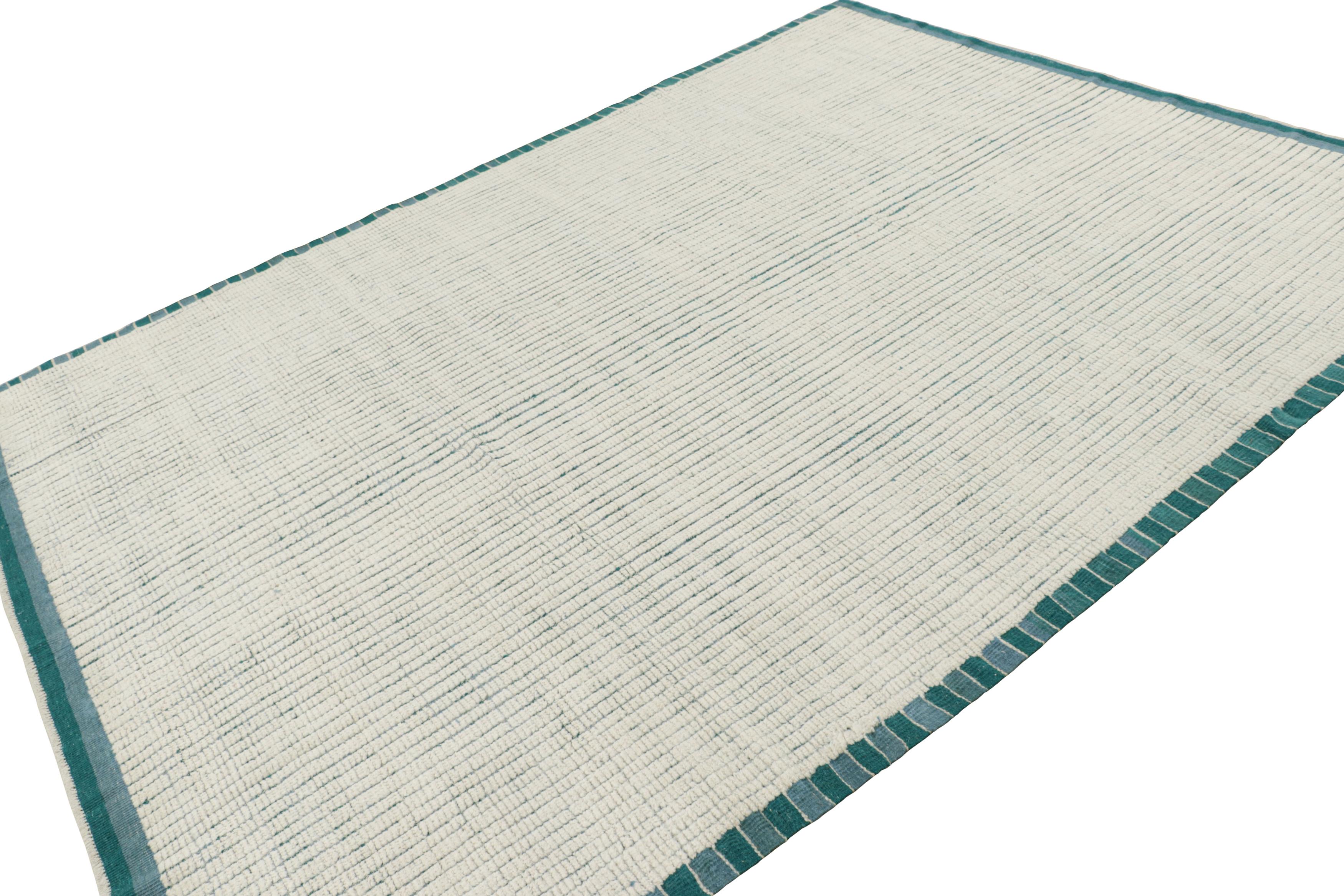 Rug & Kilim's Moderner Strukturteppich in Creme und Blau mit gerippten Streifen (21. Jahrhundert und zeitgenössisch) im Angebot