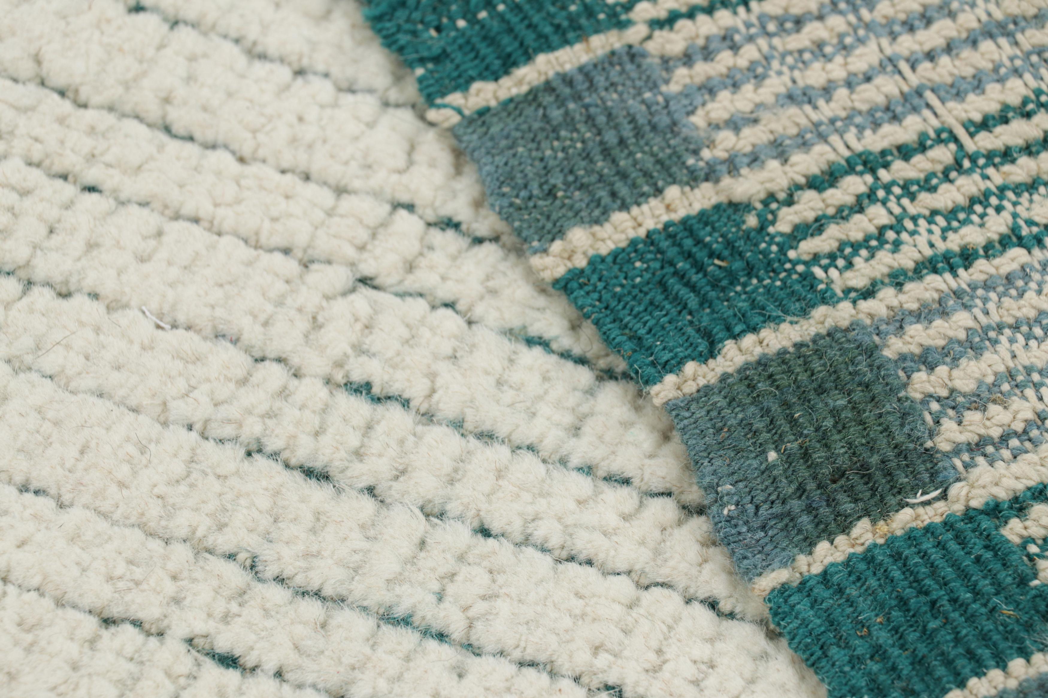 Rug & Kilim's Moderner Strukturteppich in Creme und Blau mit gerippten Streifen im Angebot 1