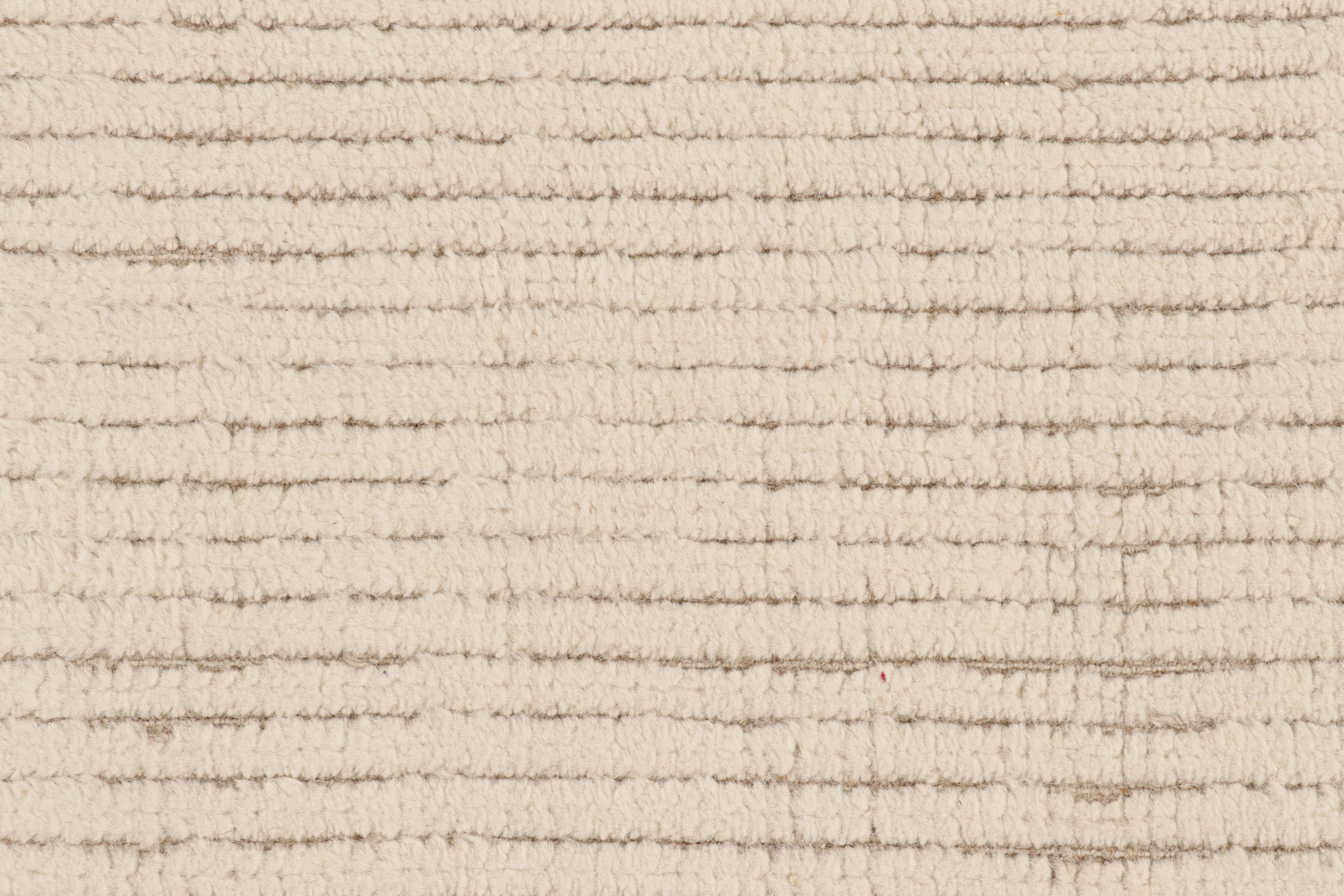Questo tappeto 9x12 di Rug & Kilim è stato tessuto e annodato a mano in lana, in un connubio di vello e trama piatta: uno dei tanti elementi sottili della nostra filosofia di design dei tappeti semplici, secondo cui 