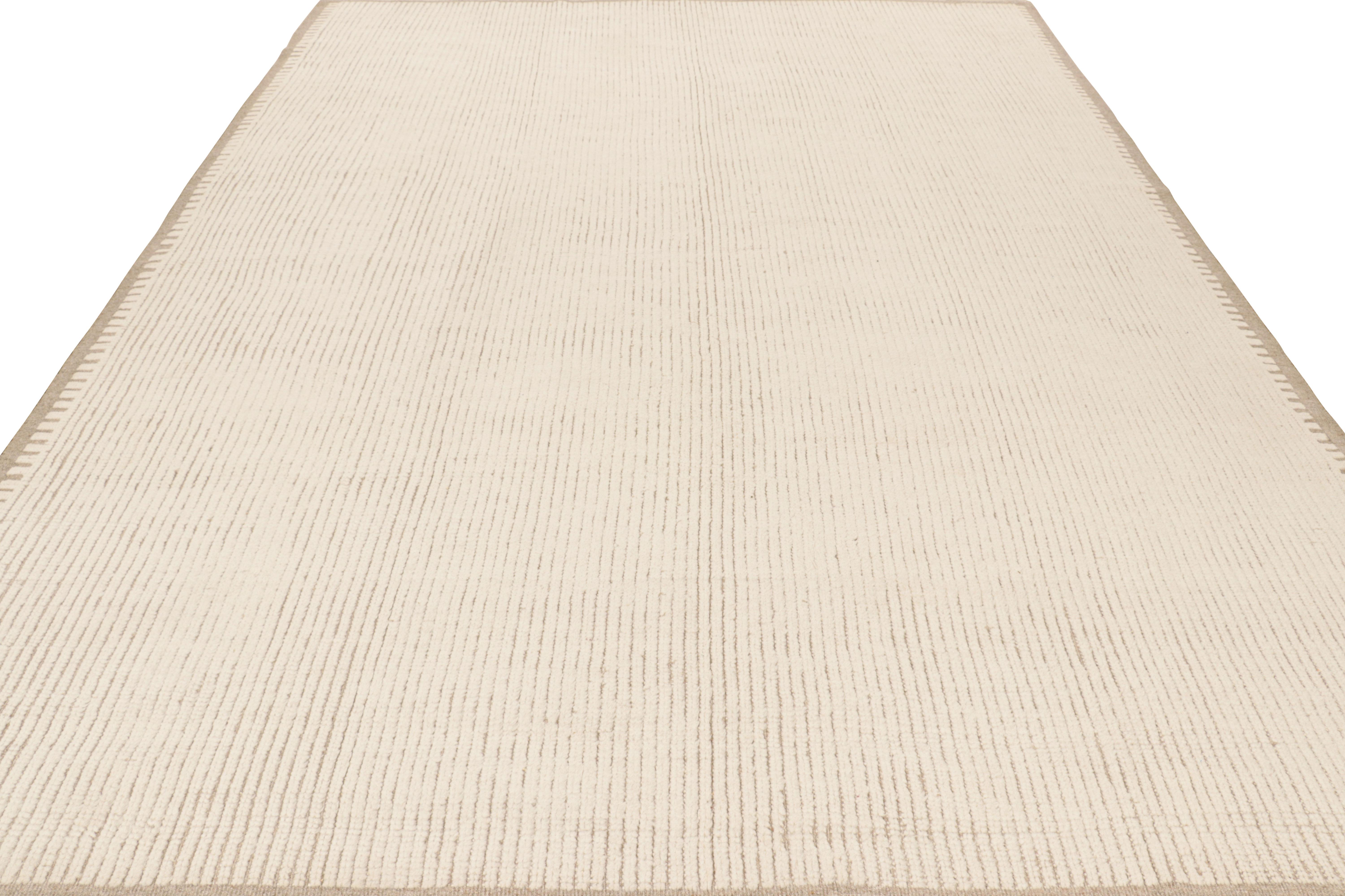 Annodato a mano Rug & Kilim - Tappeto moderno con texture crema e marrone e strisce a coste in vendita