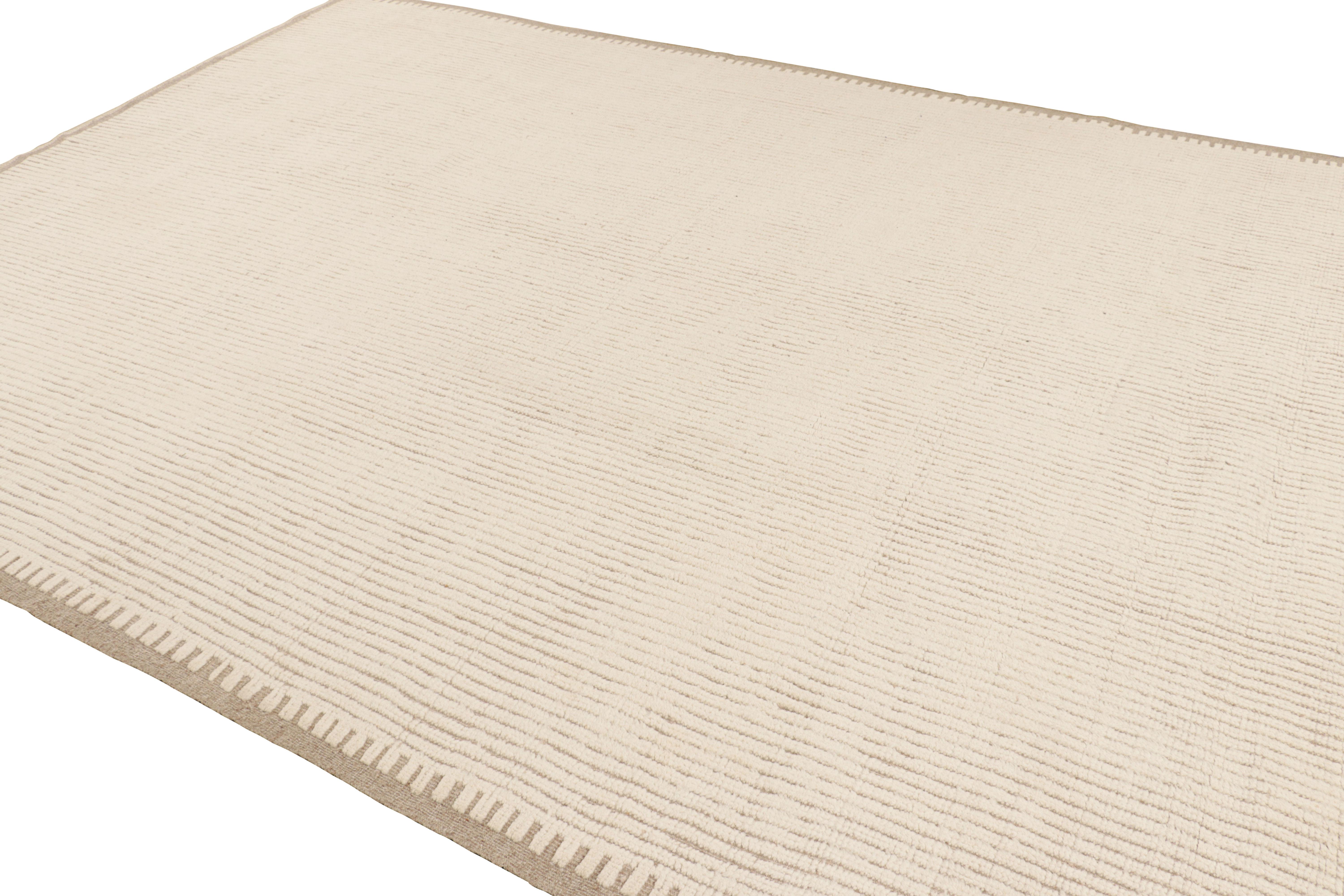 Rug & Kilim - Tappeto moderno con texture crema e marrone e strisce a coste In condizioni Nuovo in vendita a Long Island City, NY