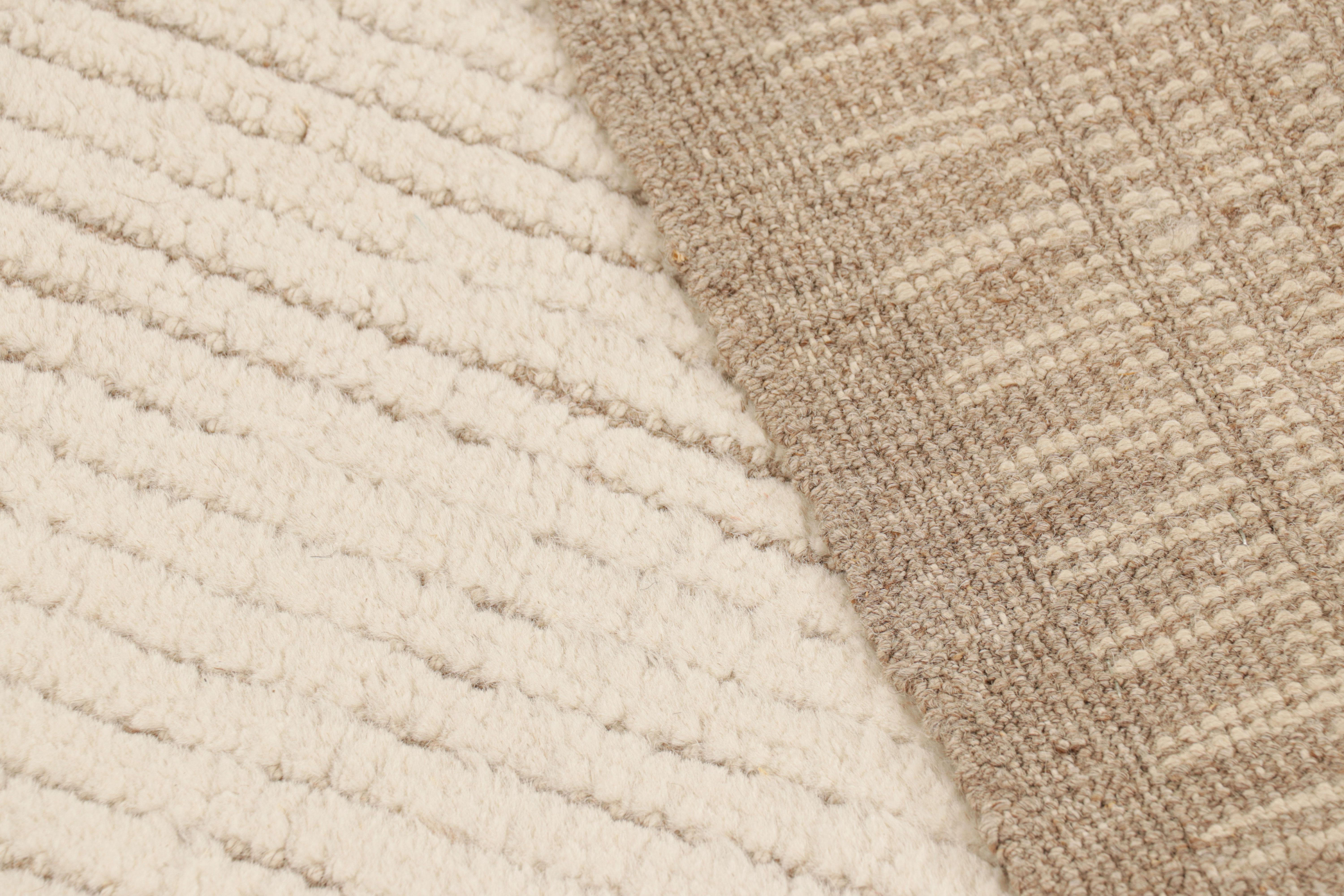 XXI secolo e contemporaneo Rug & Kilim - Tappeto moderno con texture crema e marrone e strisce a coste in vendita