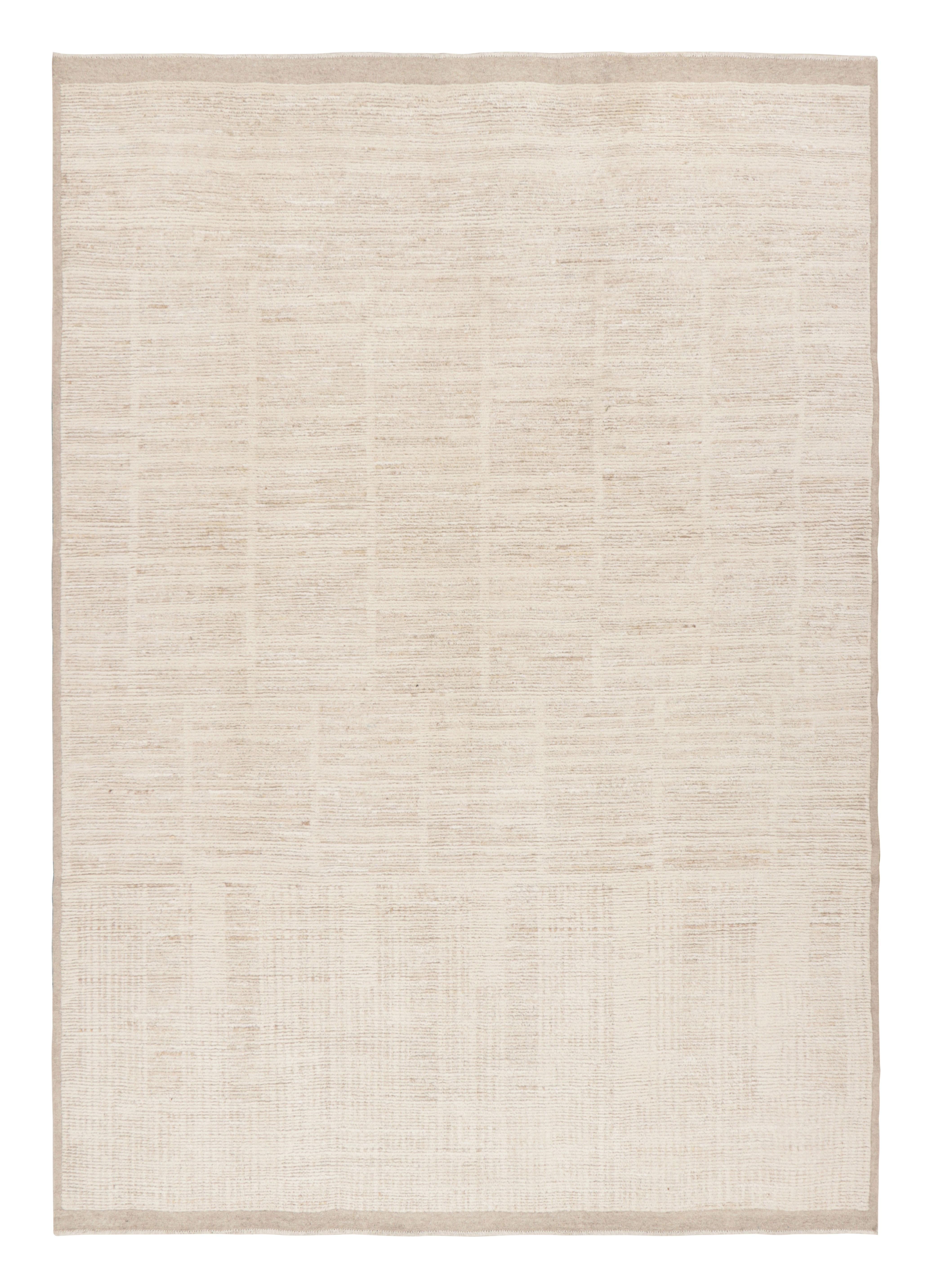 Dieser 9x12 große, moderne, strukturierte Teppich von Rug & Kilim in cremefarbenen Weißtönen wurde von Hand aus Wolle geknüpft und entspricht unserer Designphilosophie für schlichte Teppiche, dass 
