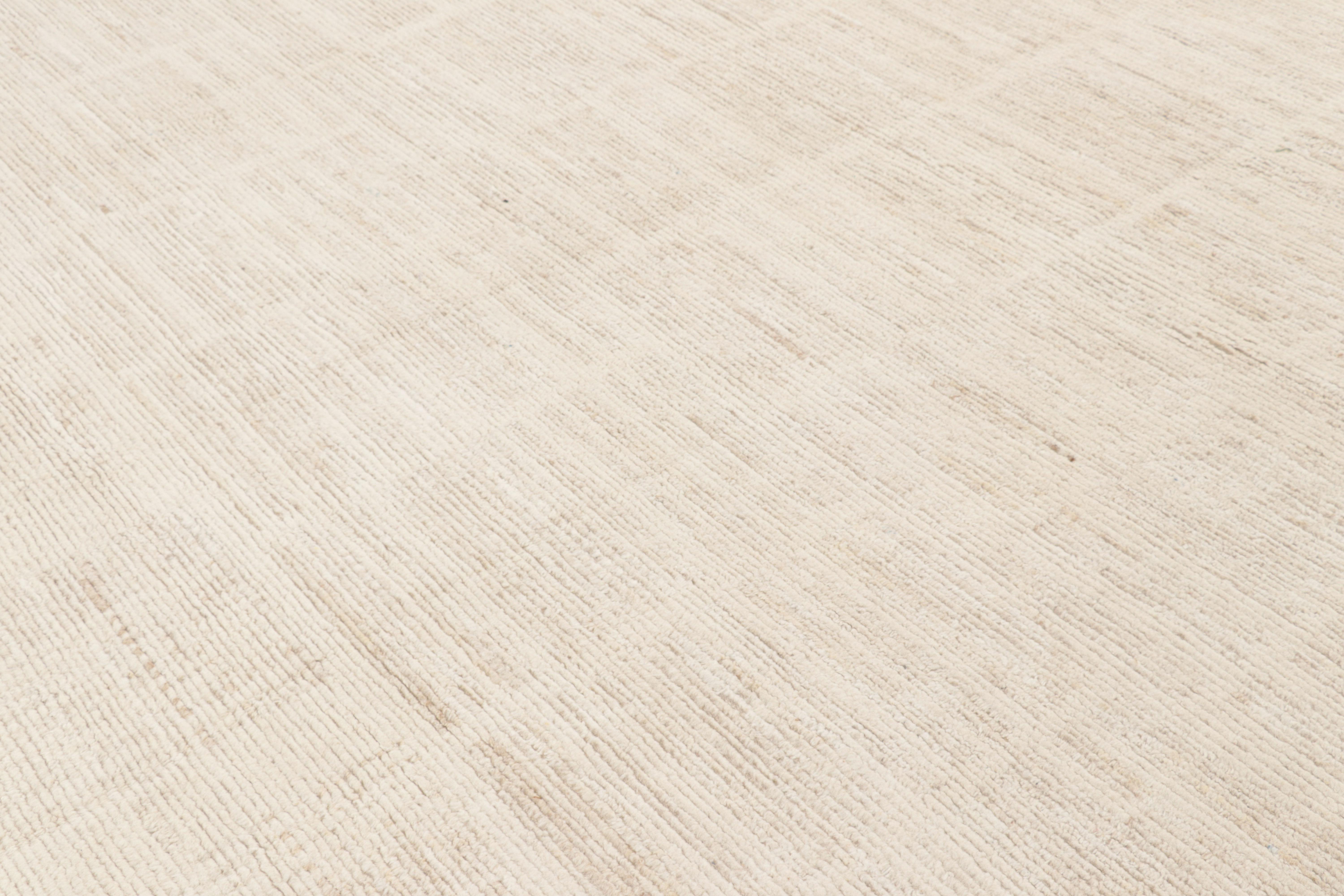 Moderne Rug & Kilim's Modern Textural Rug in Cream White Tones with Ribbed Stripes (tapis moderne texturé dans les tons crème et blanc avec des rayures nervurées) en vente