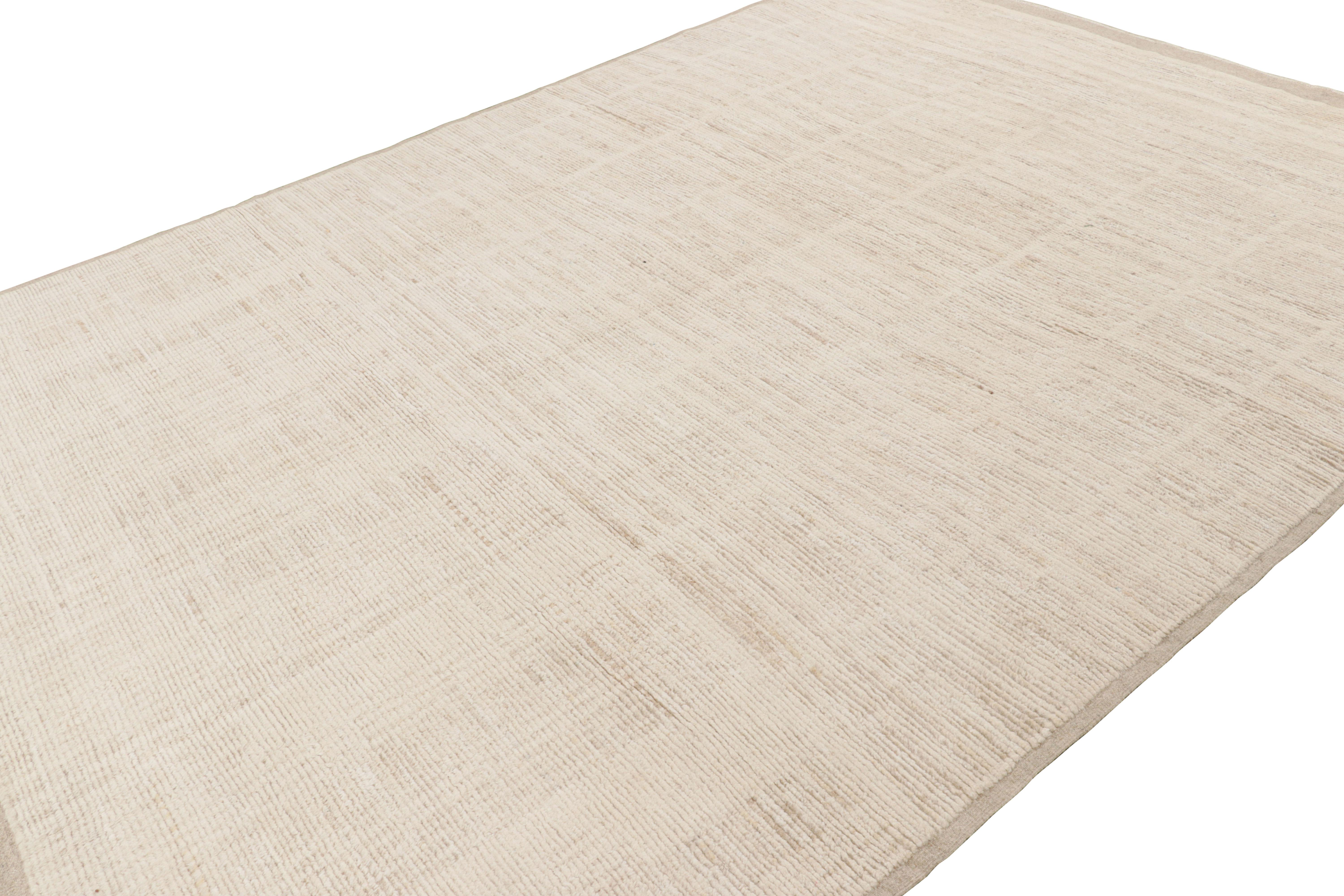 Rug & Kilims moderner Strukturteppich in cremeweißen Tönen mit gerippten Streifen (Pakistanisch) im Angebot