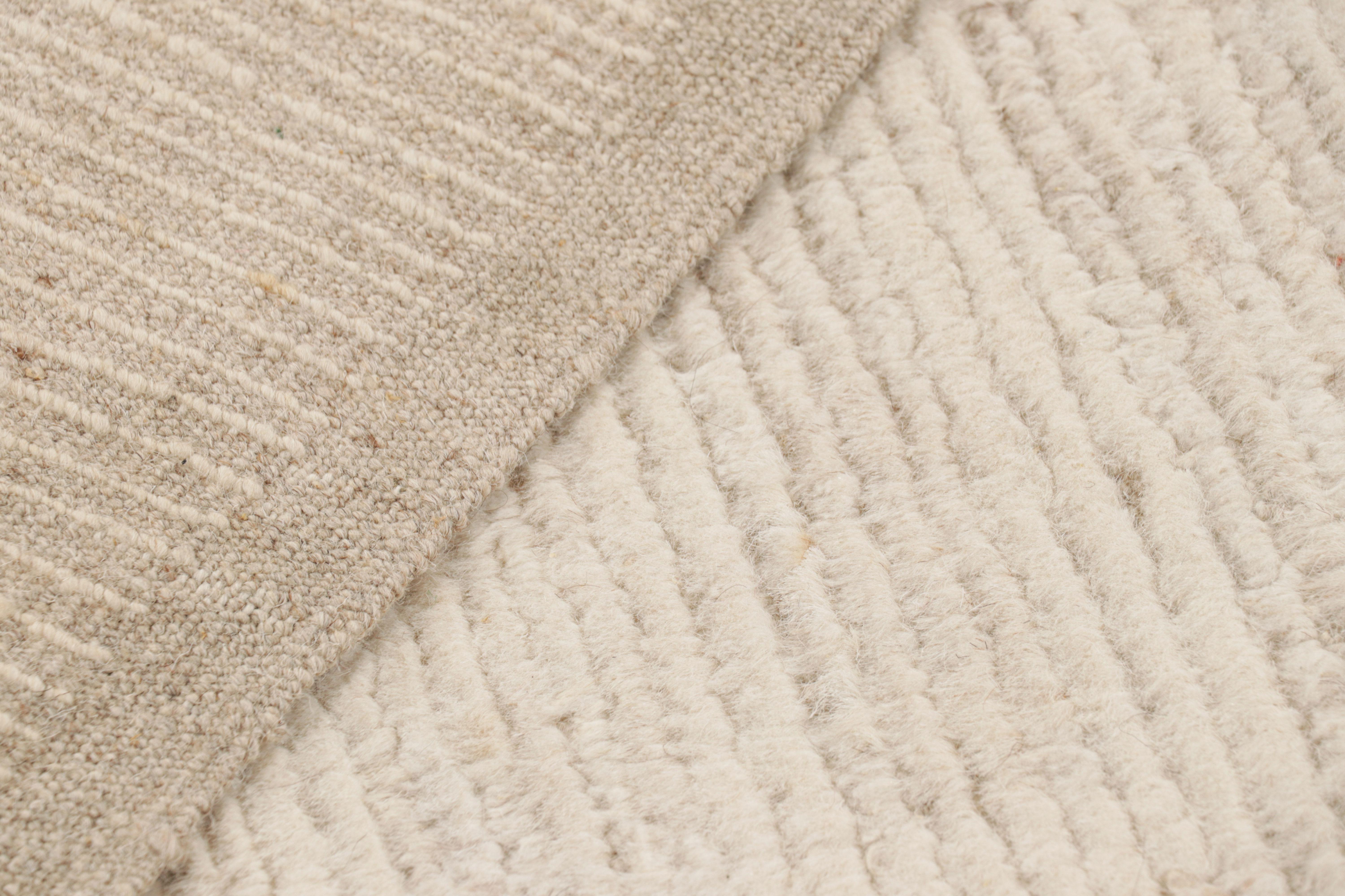 Rug & Kilims moderner Strukturteppich in cremeweißen Tönen mit gerippten Streifen (21. Jahrhundert und zeitgenössisch) im Angebot