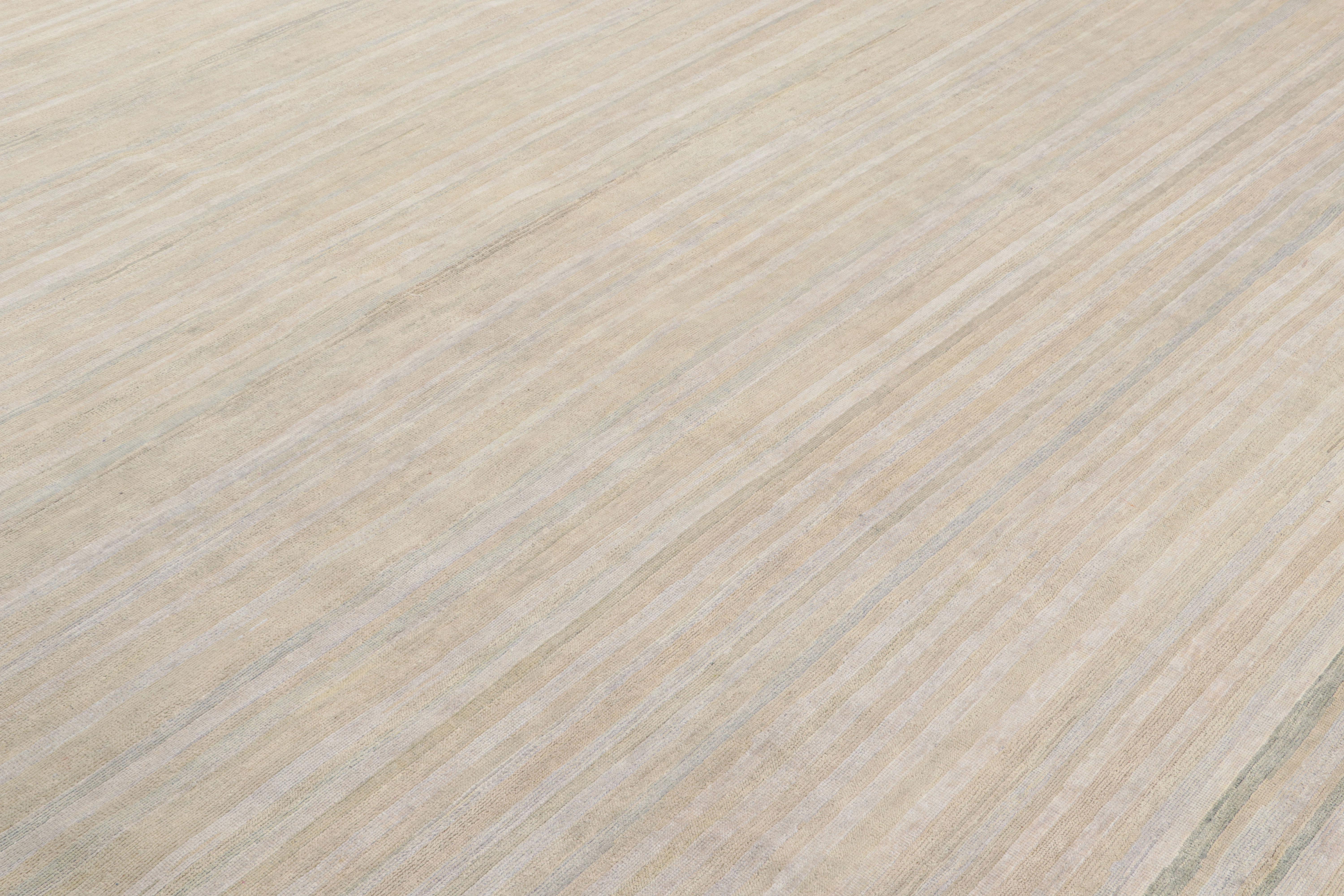 Rug & Kilim's moderner Strukturteppich in cremefarbenem Beige und hellblauen Streifen (Moderne) im Angebot
