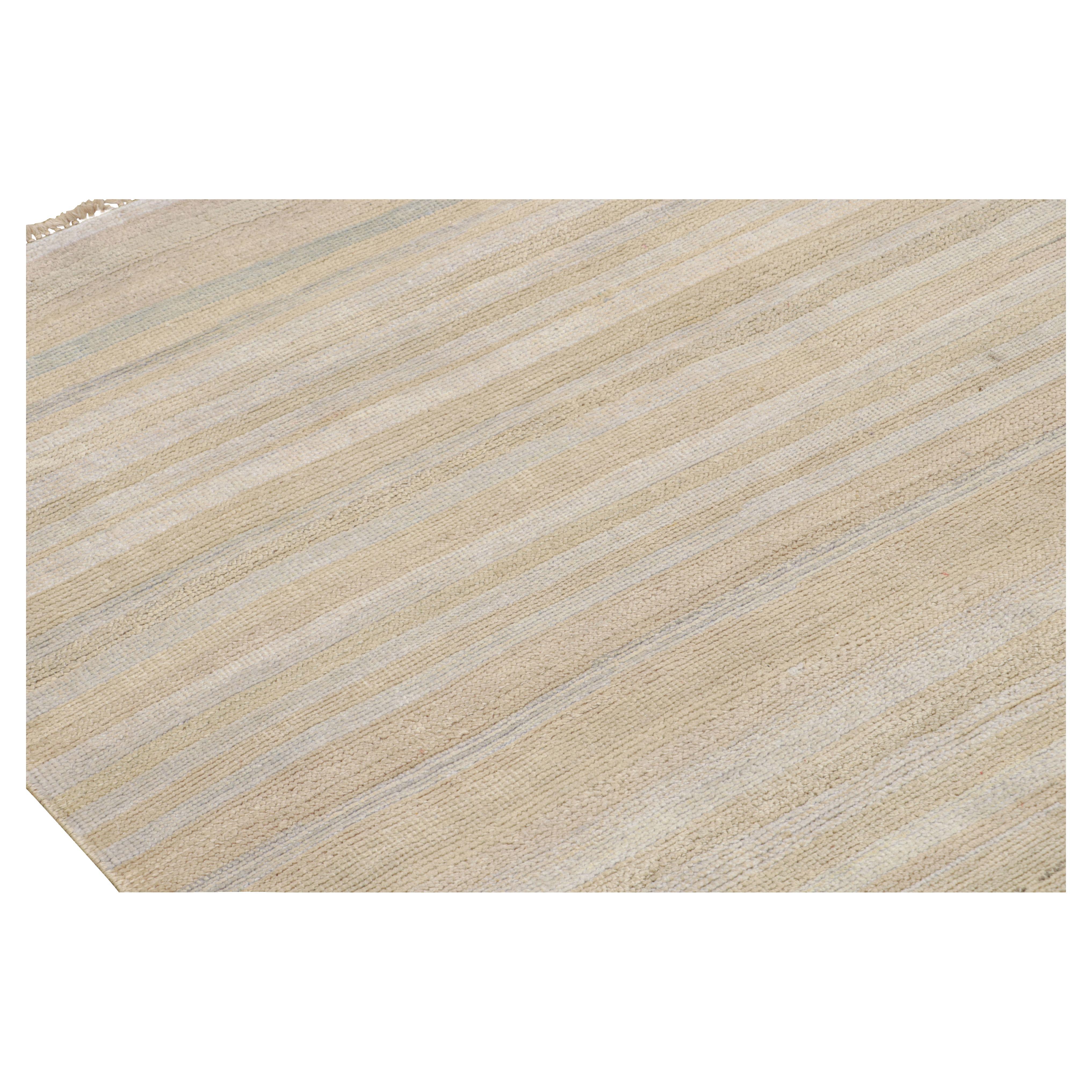 Rug & Kilim's moderner Strukturteppich in cremefarbenem Beige und hellblauen Streifen (Moderne) im Angebot